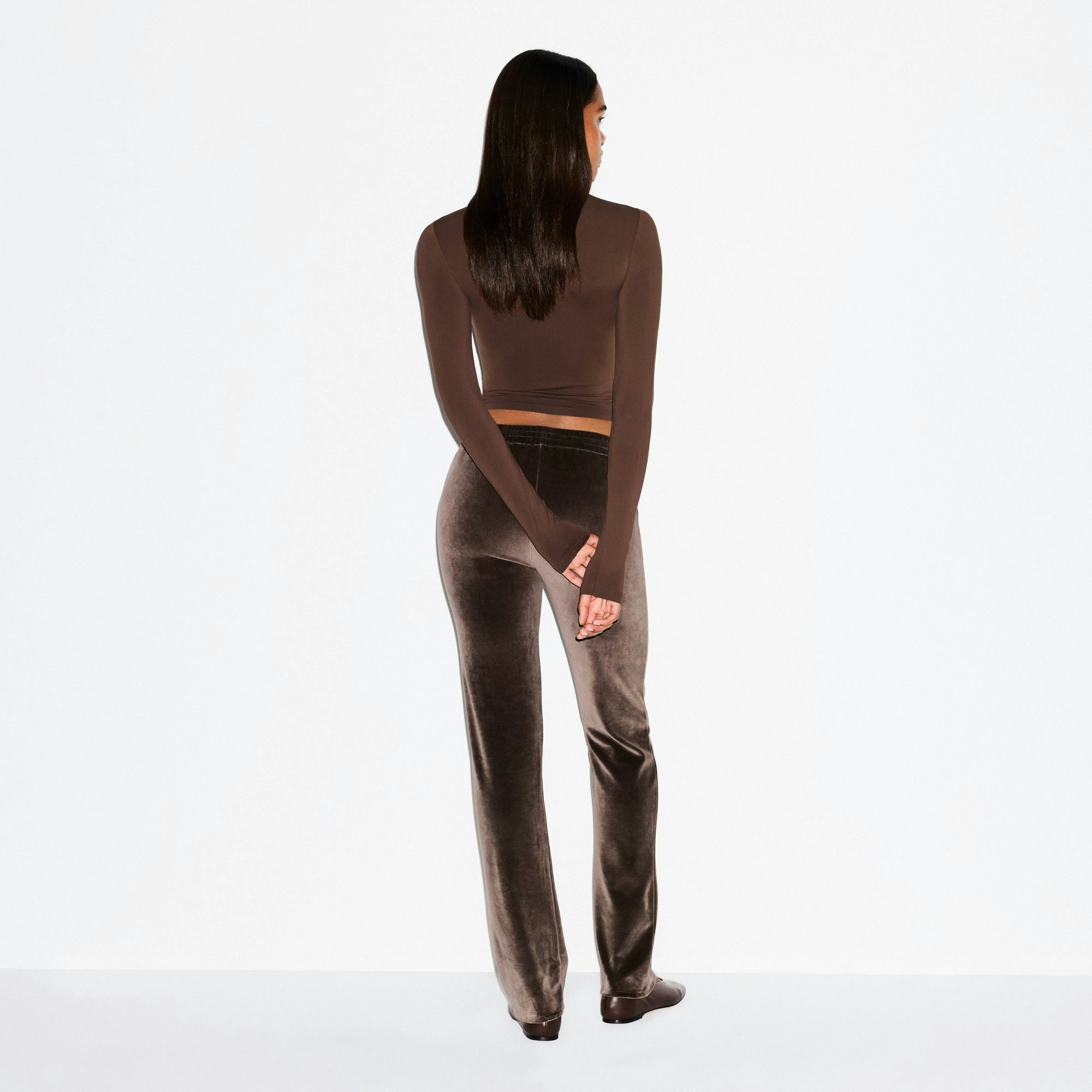 VELOUR SLIM PANT | DARK SEPIA ON A MODEL FRONT VIEW @ | FOCUS: 0.0, 1.0, 0.9