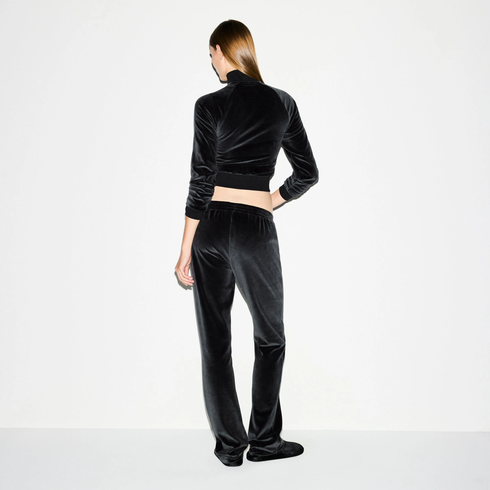VELOUR SLIM PANT  | ONYX ON A MODEL FRONT VIEW @ | FOCUS: 0.0, 1.0, 0.9
