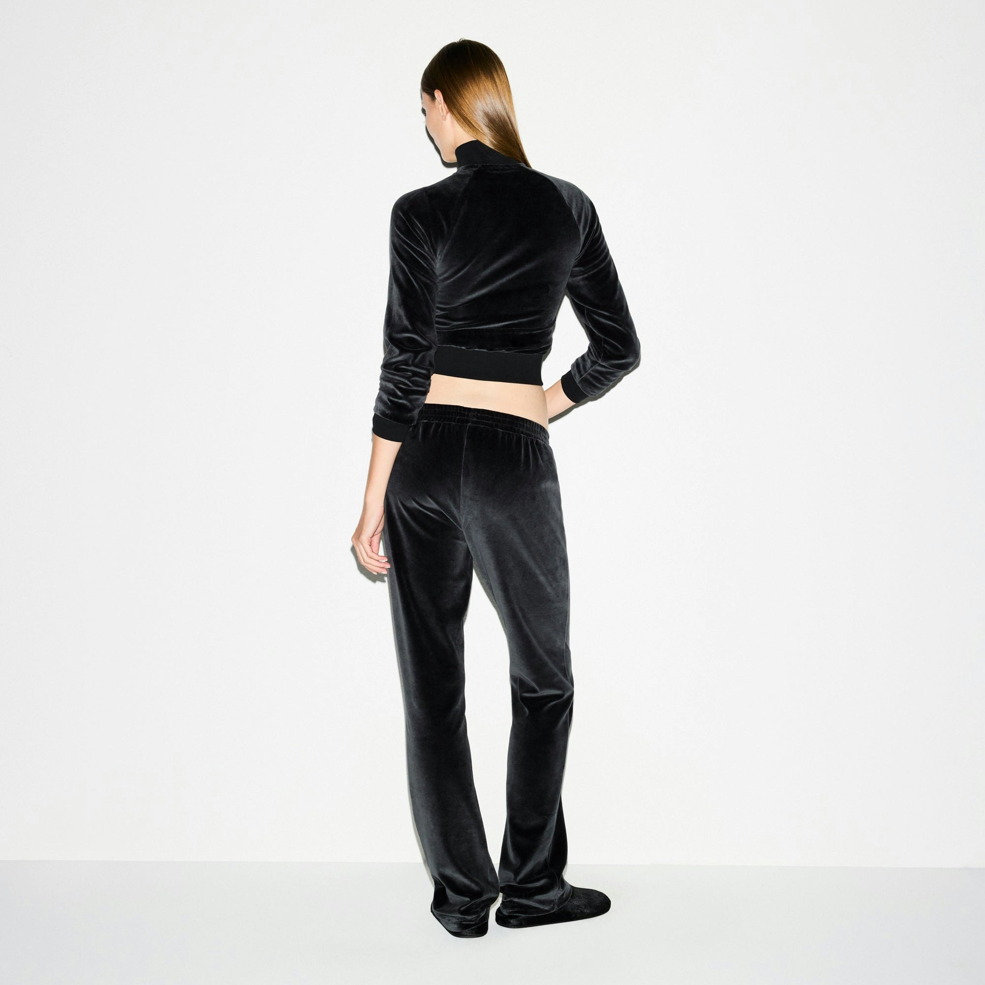 VELOUR SLIM PANT | ONYX ON A MODEL FRONT VIEW @ | FOCUS: 0.0, 1.0, 0.9