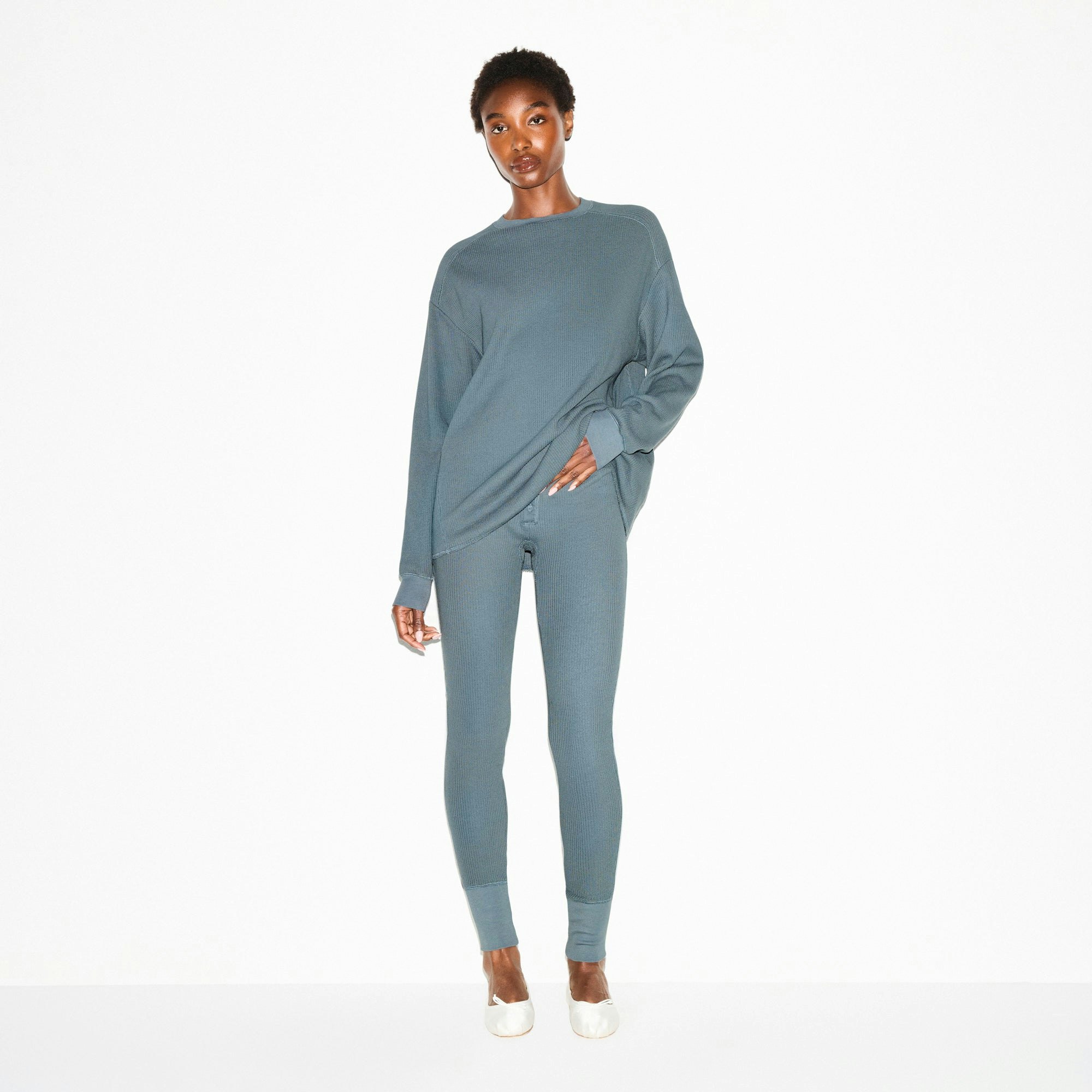 HEAVY WAFFLE BUTTON FRONT LEGGING | ZIRCON ON A MODEL FRONT VIEW @ | FOCUS: 0.0, 1.0, 0.9