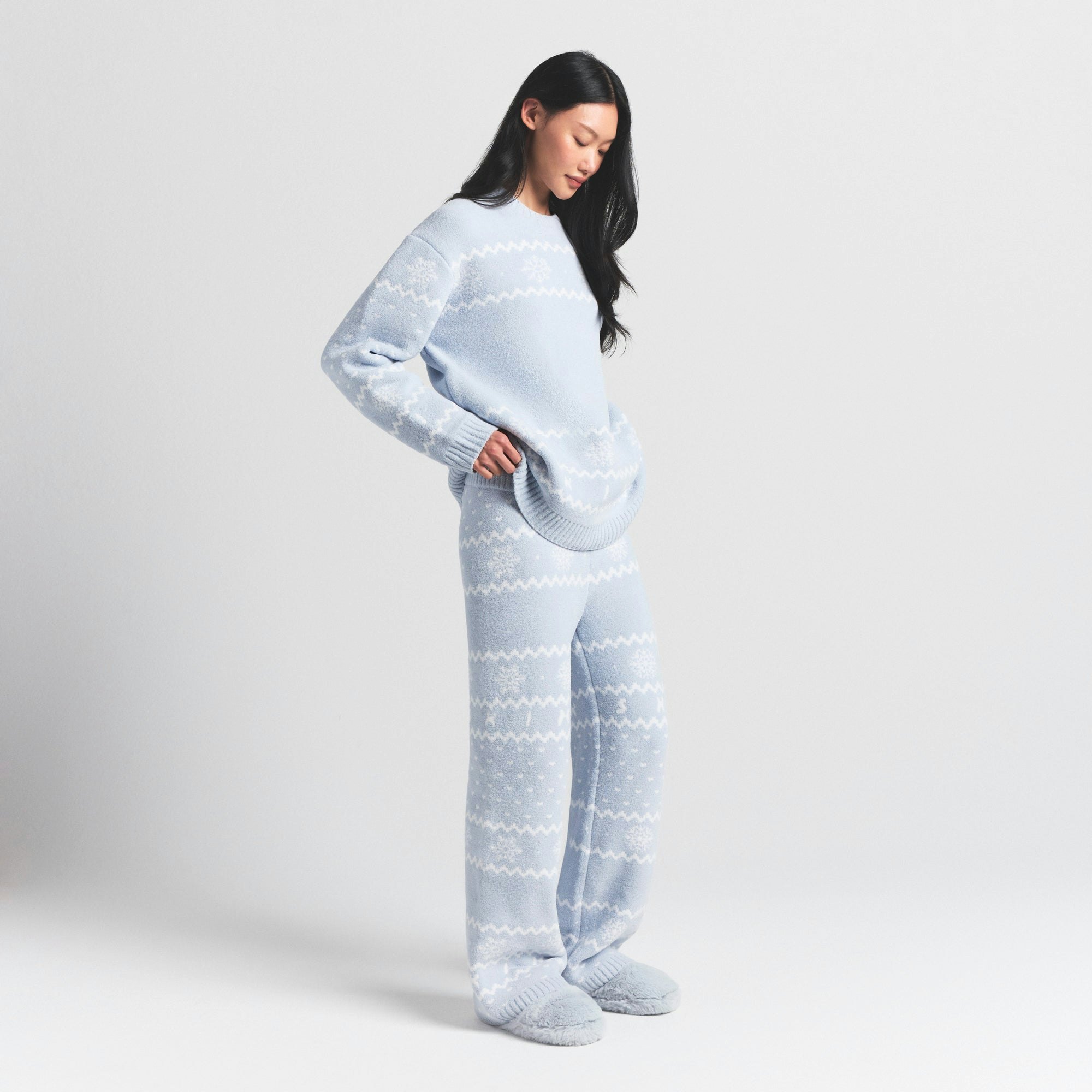 COZY LIGHT PANT | ZEN BLUE HEART FAIR ISLE ON A MODEL SIDE VIEW @ | FOCUS: 0.0, 1.0, 0.9