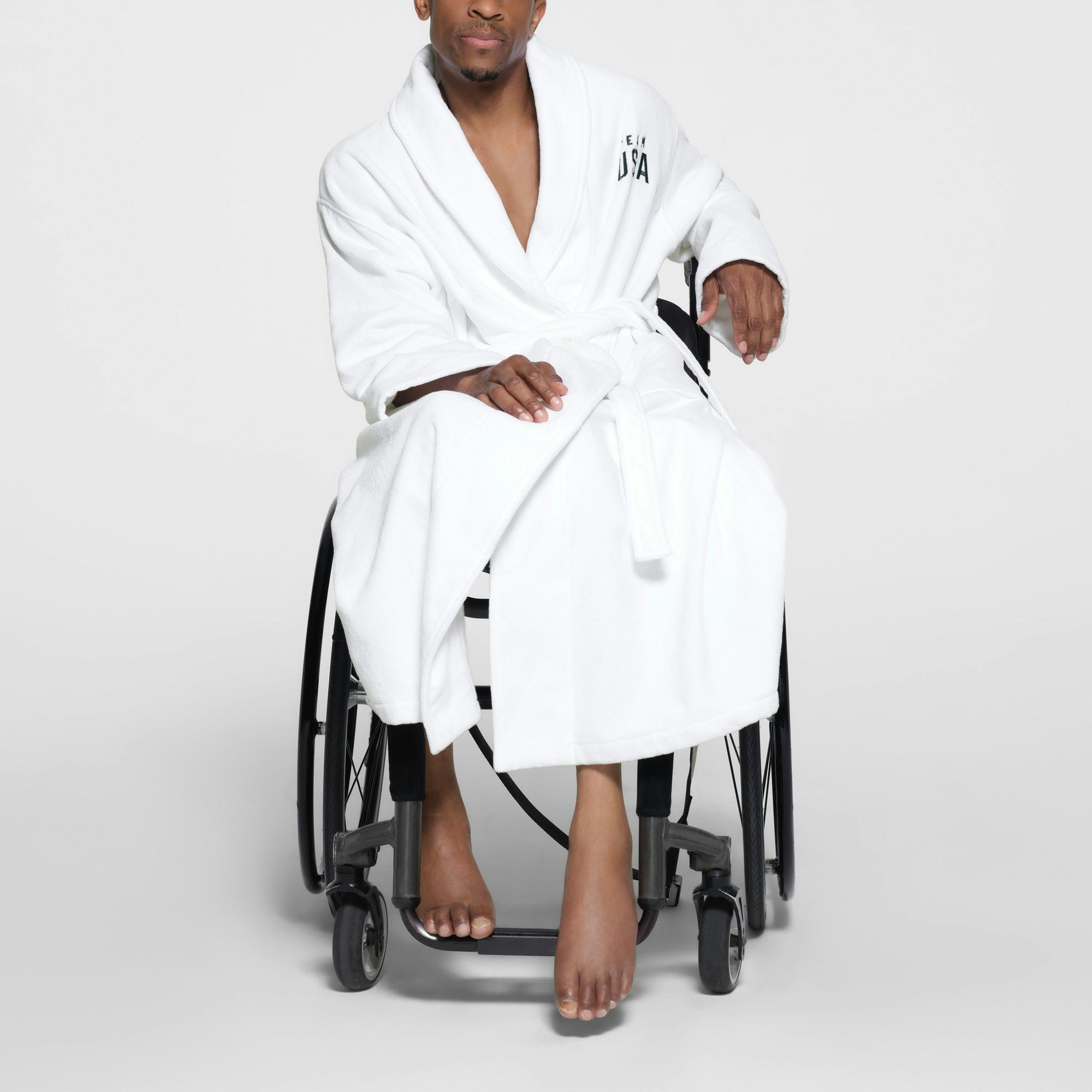 SKIMS FOR TEAM USA TERRY PARALYMPIC UNISEX ROBE | WHITE ON A MODEL FRONT VIEW | FOCUS: 0.1, 1, 0.9