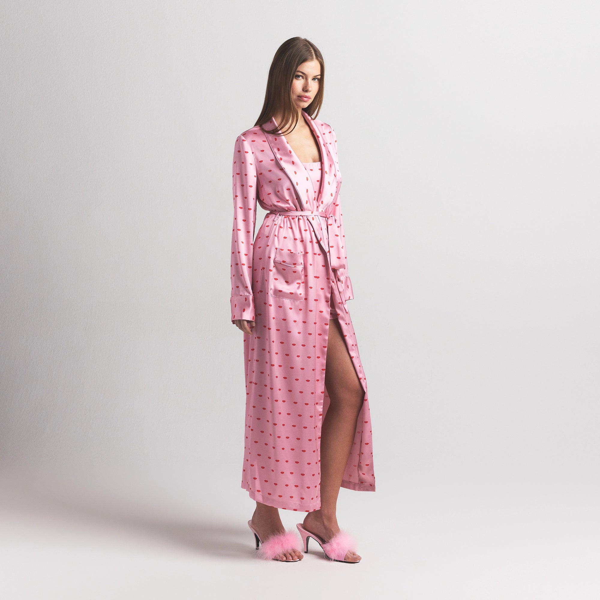WOVEN SHINE LONG ROBE | HALITE KIMS LIPS PRINT ON A MODEL SIDE VIEW @ | FOCUS: 0.0, 1.0, 0.9