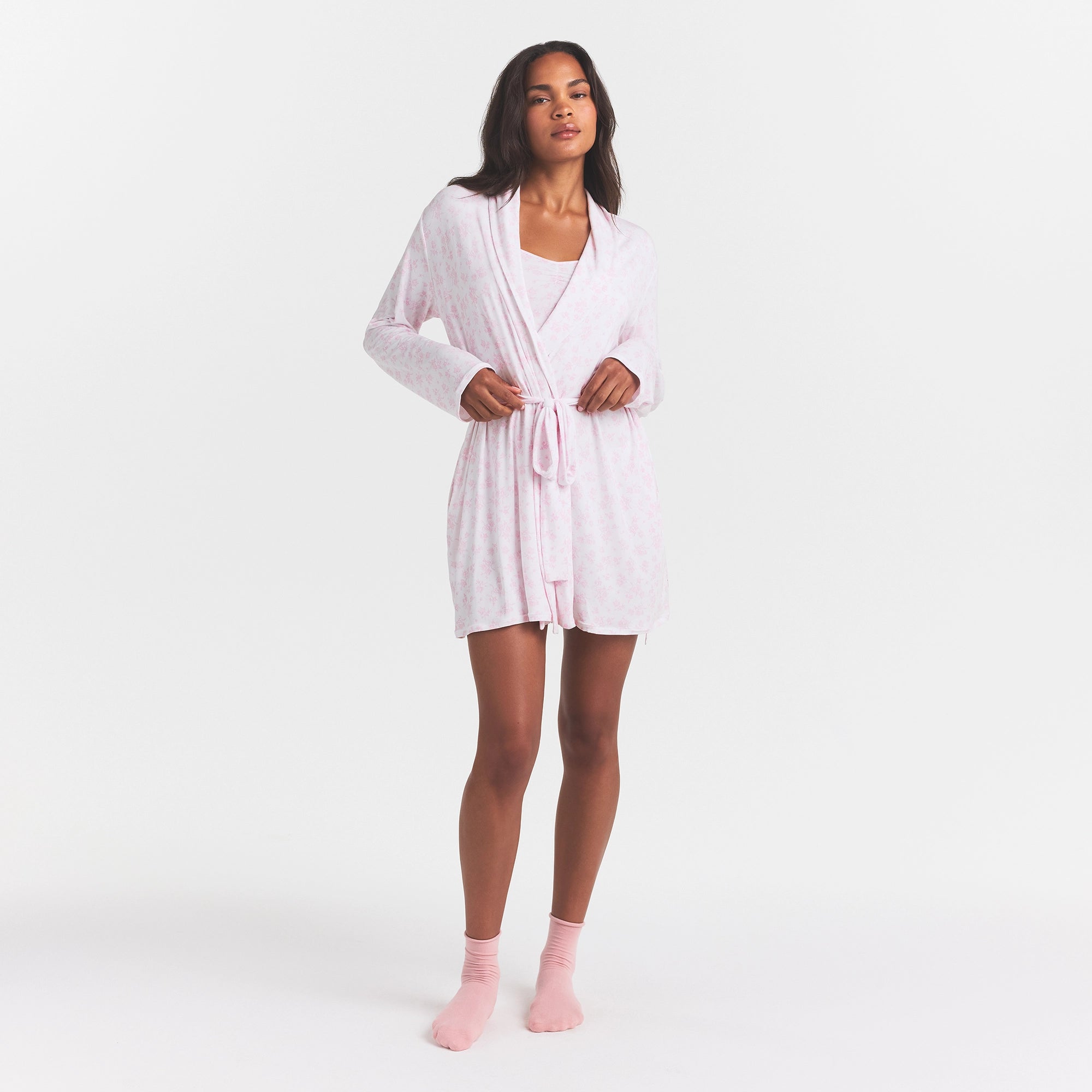 SKIMS SLEEP SHORT ROBE | SNOW DELICATE FLORAL PRINT ON A MODEL FRONT VIEW @ | FOCUS: 0.0, 1.0, 0.9
