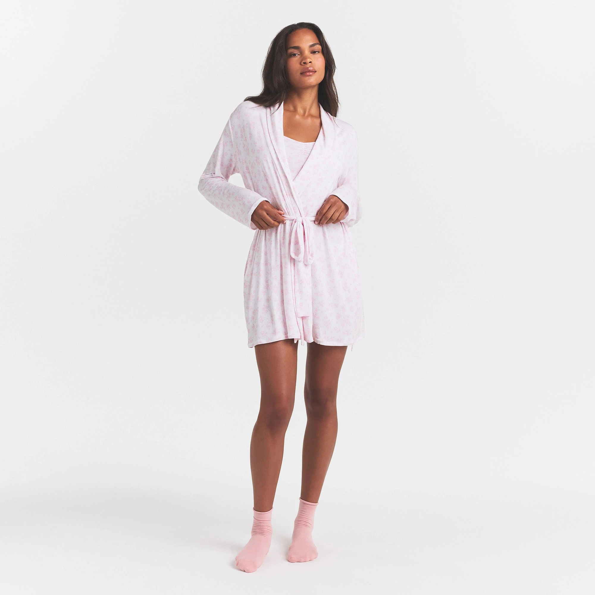 SKIMS SLEEP SHORT ROBE | SNOW DELICATE FLORAL PRINT ON A MODEL FRONT VIEW @ | FOCUS: 0.0, 1.0, 0.9