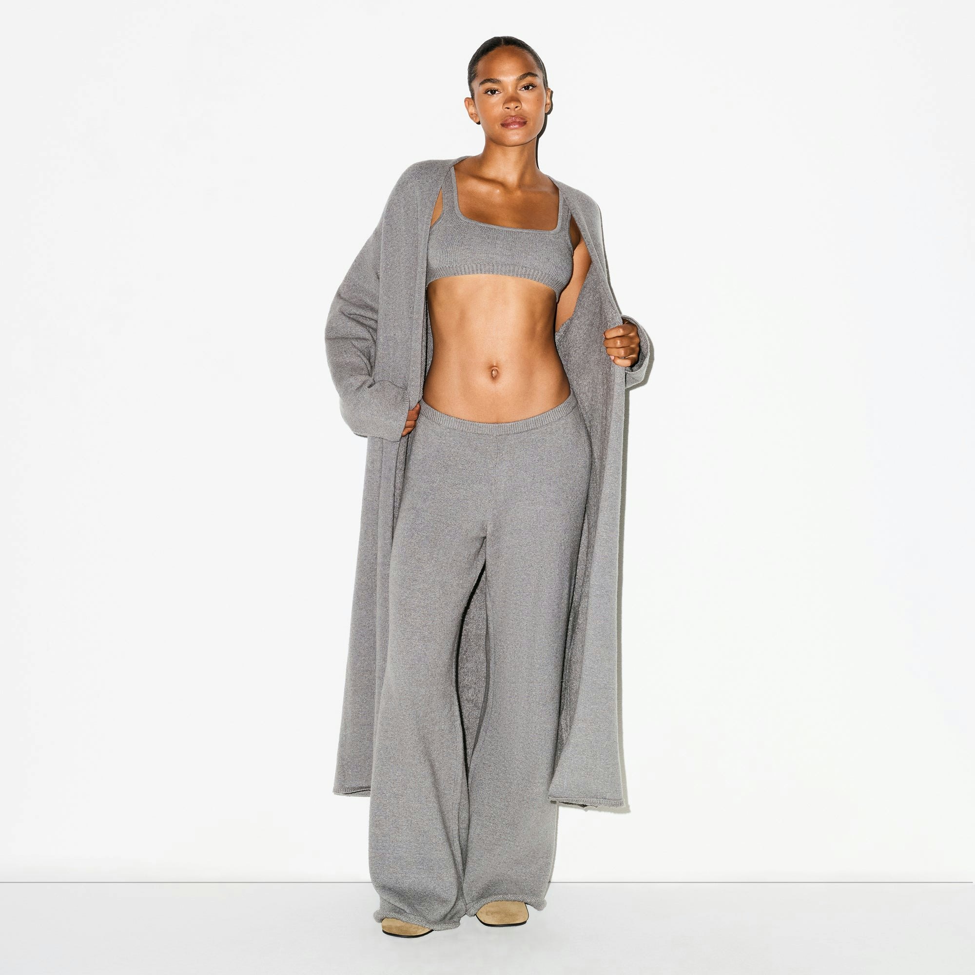 TEXTURED KNIT LONG CARDIGAN | DARK HEATHER GREY ON A MODEL FRONT VIEW @ | FOCUS: 0.0, 1.0, 0.9