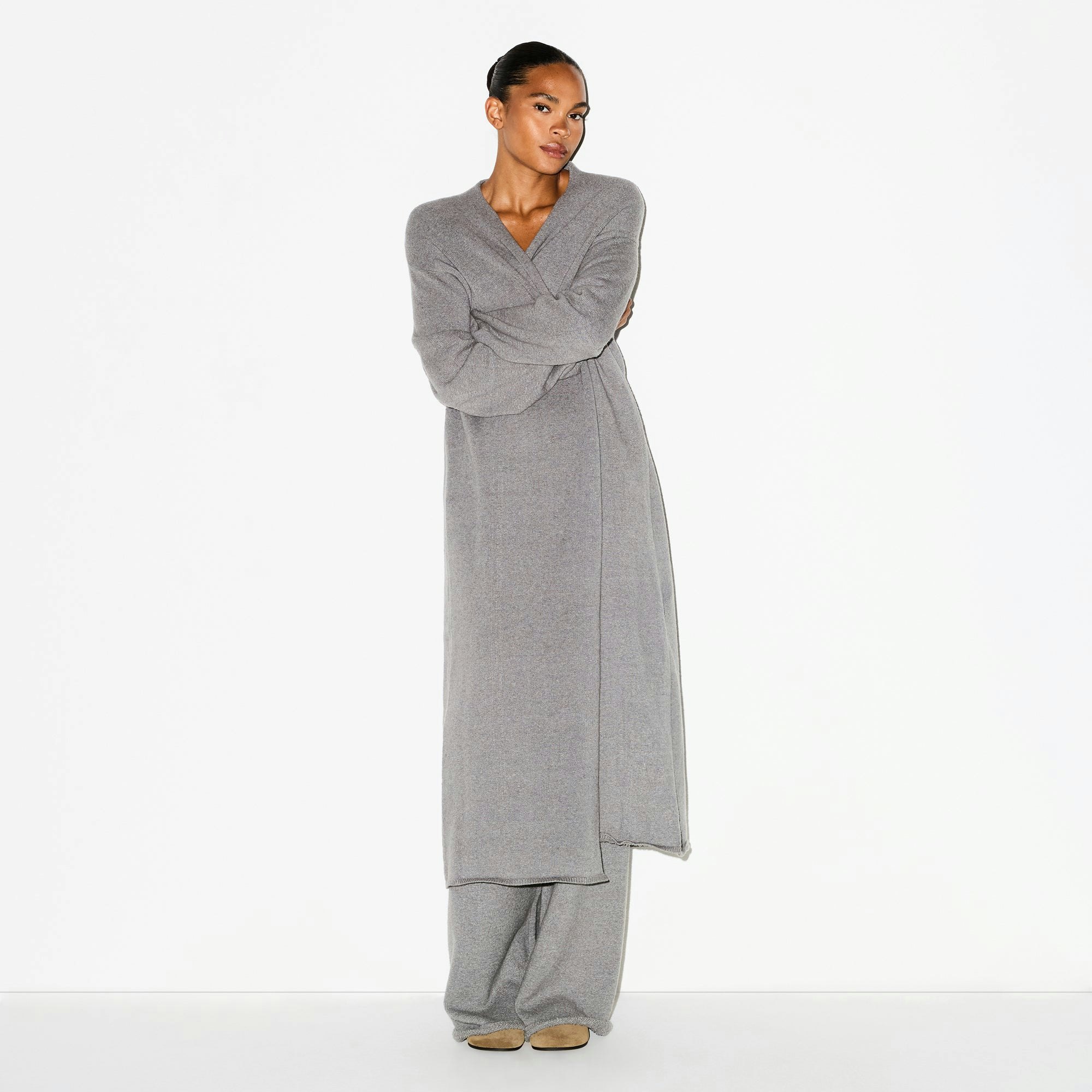 TEXTURED KNIT LONG CARDIGAN | DARK HEATHER GREY ON A MODEL FRONT VIEW @ | FOCUS: 0.0, 1.0, 0.9