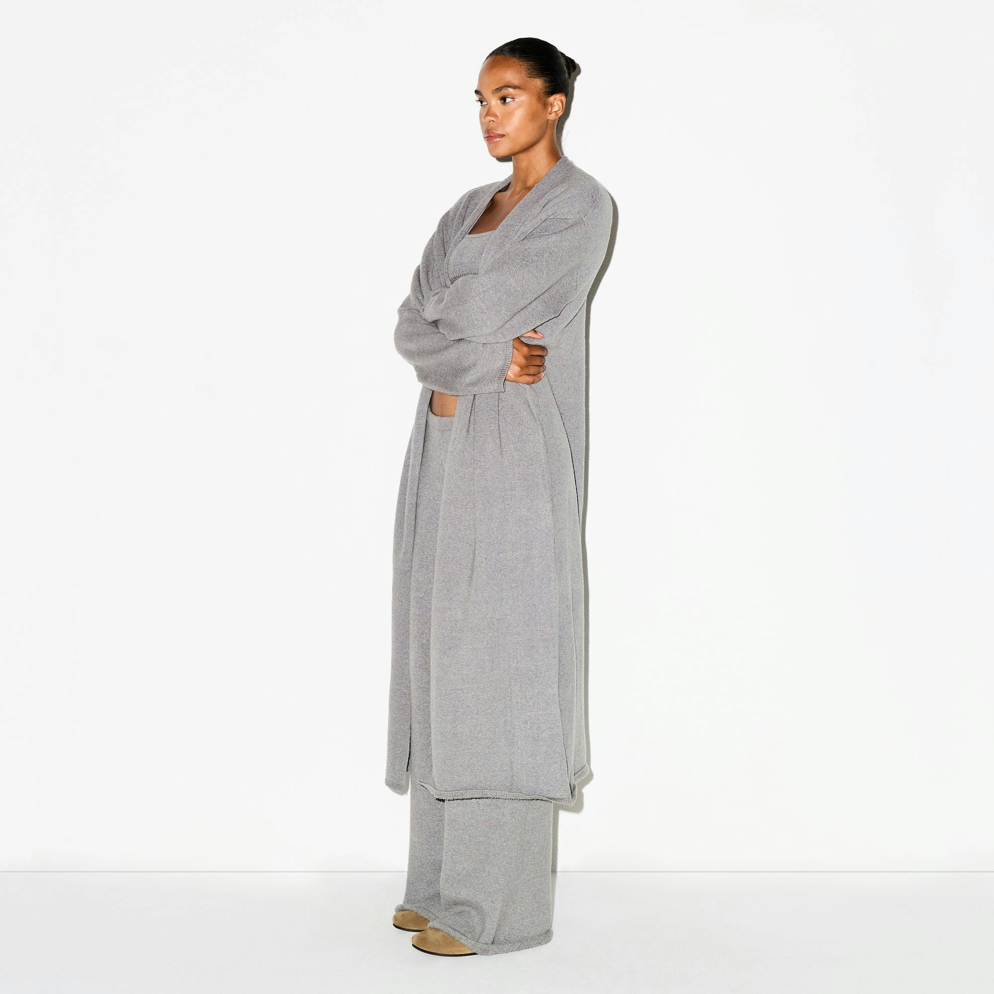 TEXTURED KNIT LONG CARDIGAN | DARK HEATHER GREY ON A MODEL FRONT VIEW @ | FOCUS: 0.0, 1.0, 0.9