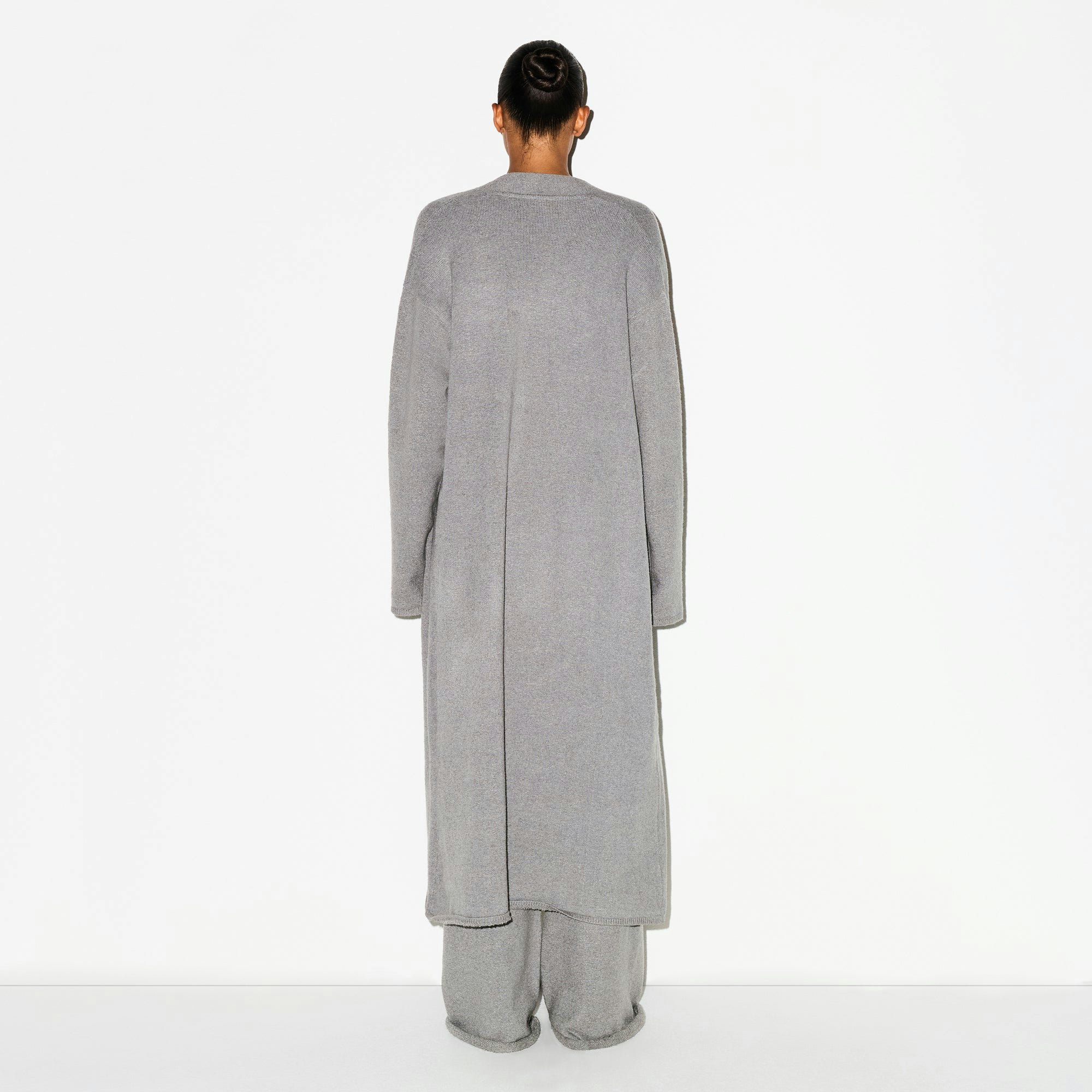 TEXTURED KNIT LONG CARDIGAN | DARK HEATHER GREY ON A MODEL FRONT VIEW @ | FOCUS: 0.0, 1.0, 0.9