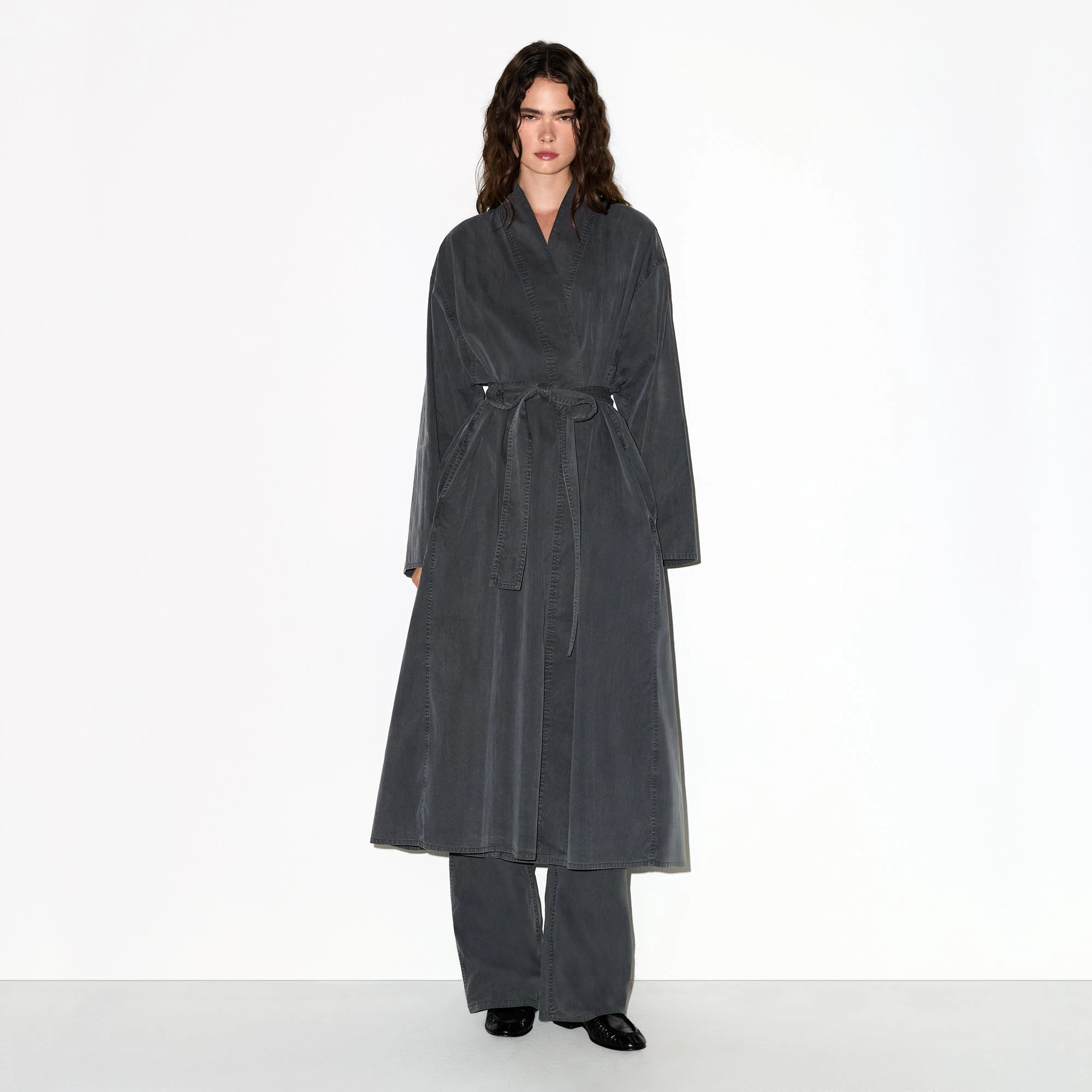 WOVEN LOUNGE LONG ROBE | ASH ON A MODEL FRONT VIEW @ | FOCUS: 0.0, 1.0, 0.9