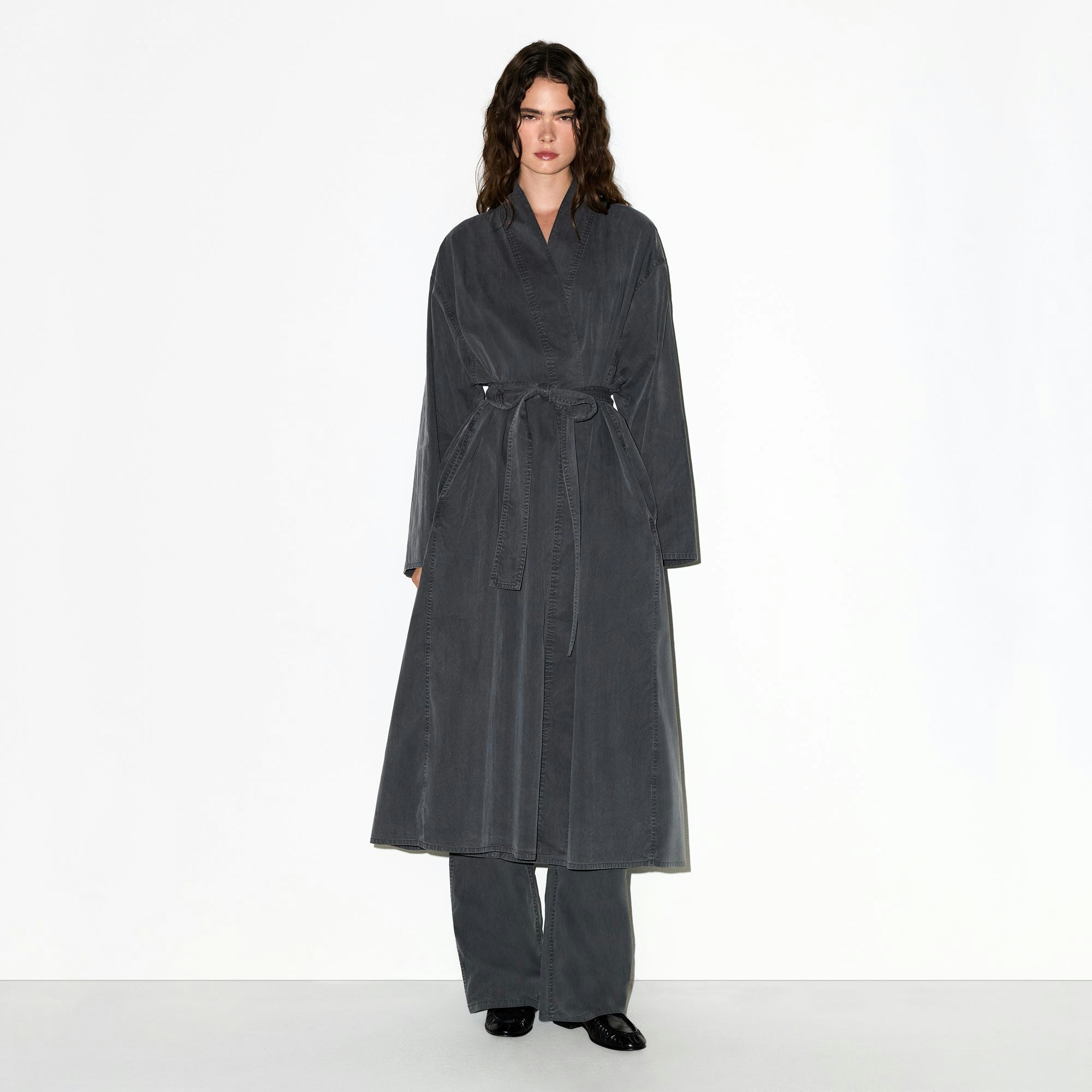 WOVEN LOUNGE LONG ROBE | ASH ON A MODEL FRONT VIEW @ | FOCUS: 0.0, 1.0, 0.9
