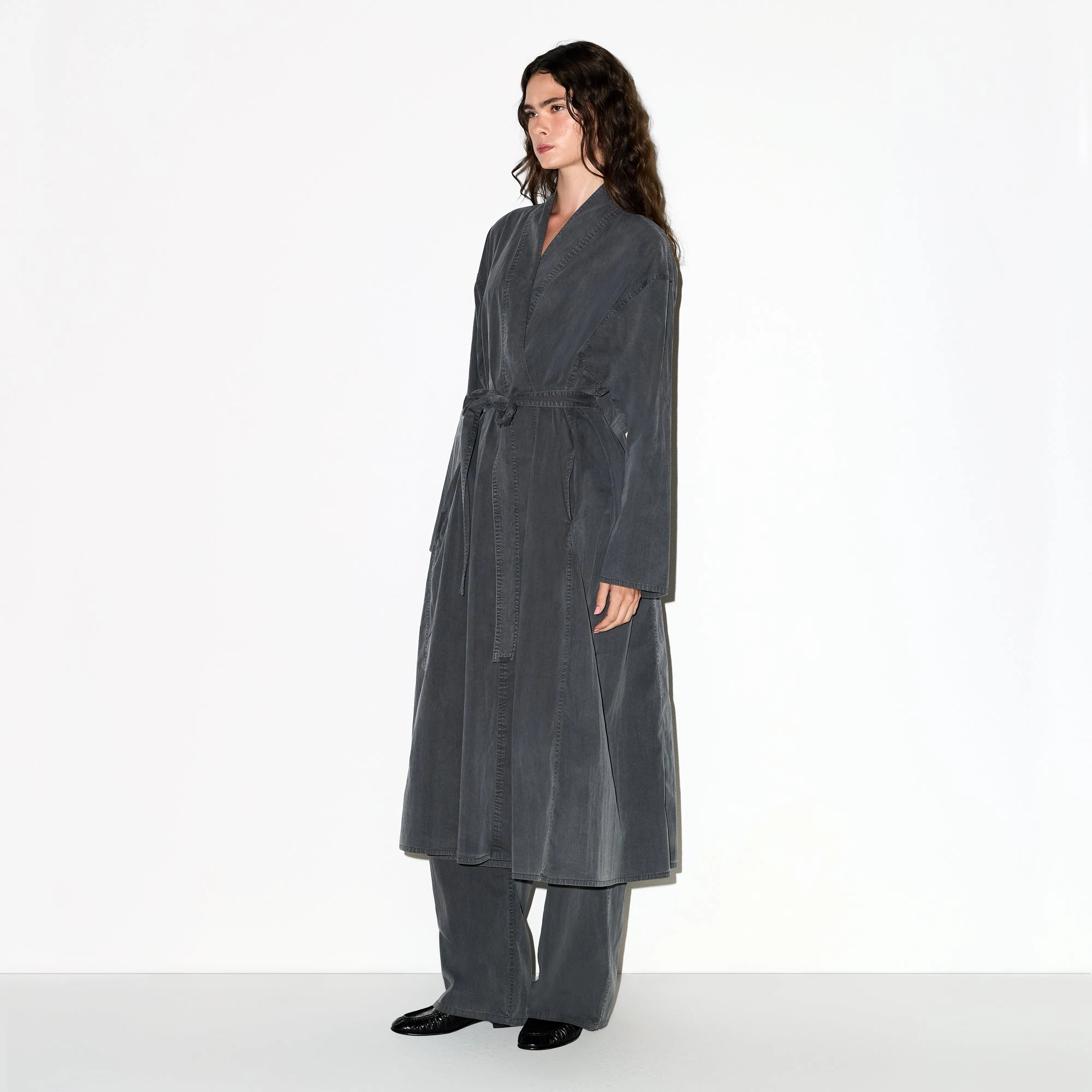 WOVEN LOUNGE LONG ROBE | ASH ON A MODEL FRONT VIEW @ | FOCUS: 0.0, 1.0, 0.9