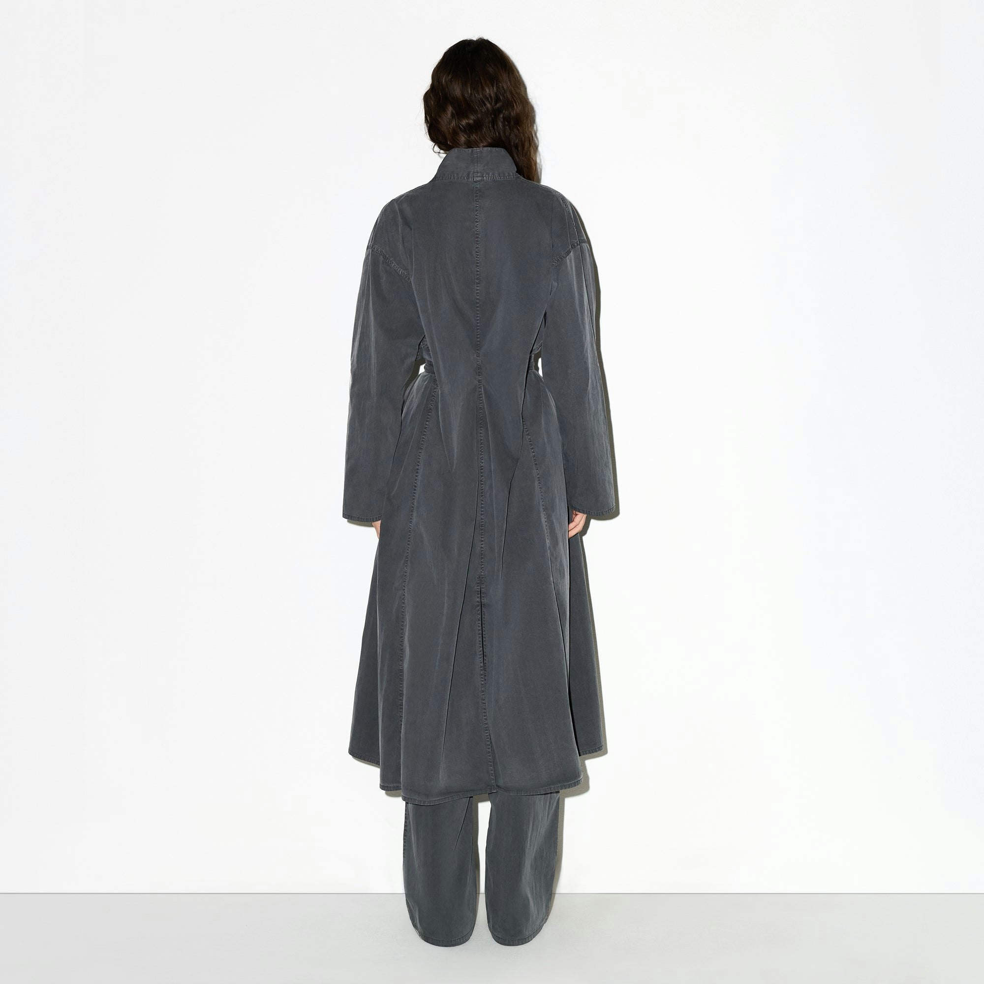 WOVEN LOUNGE LONG ROBE | ASH ON A MODEL FRONT VIEW @ | FOCUS: 0.0, 1.0, 0.9