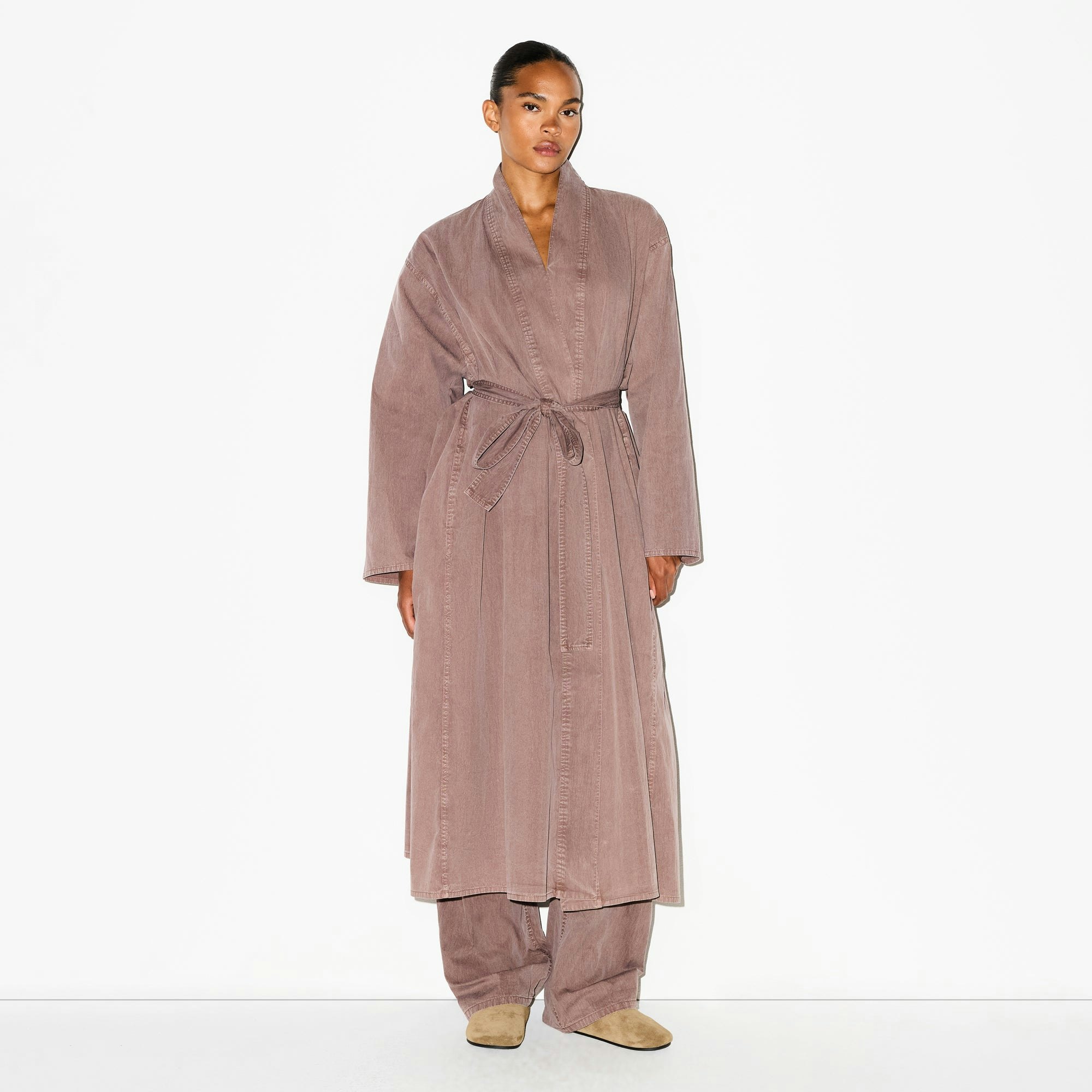 WOVEN LOUNGE LONG ROBE | UMBER ON A MODEL FRONT VIEW @ | FOCUS: 0.0, 1.0, 0.9