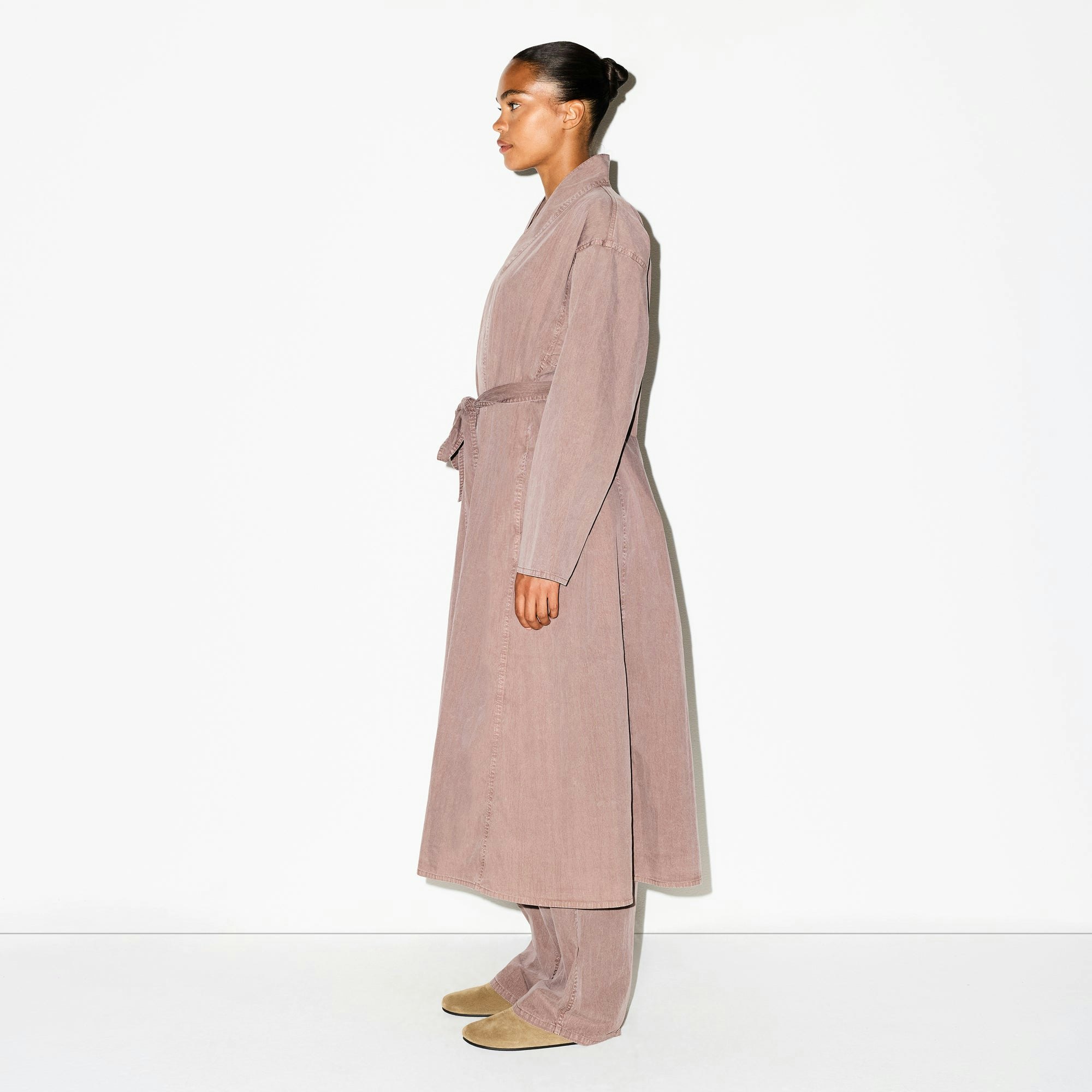 WOVEN LOUNGE LONG ROBE | UMBER ON A MODEL FRONT VIEW @ | FOCUS: 0.0, 1.0, 0.9