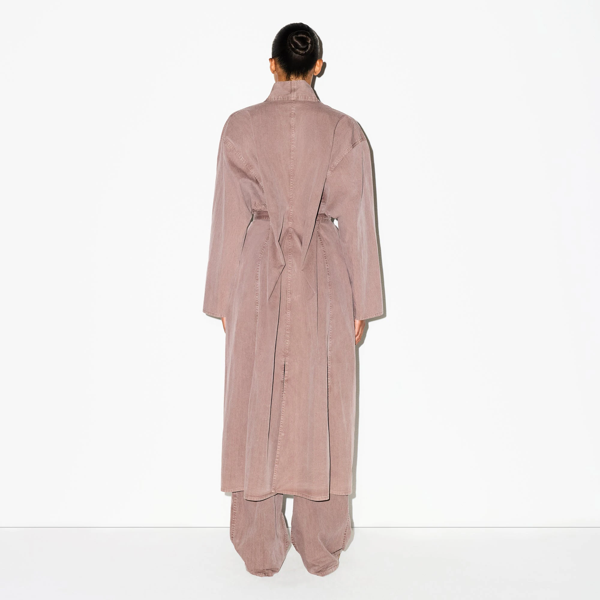 WOVEN LOUNGE LONG ROBE | UMBER ON A MODEL FRONT VIEW @ | FOCUS: 0.0, 1.0, 0.9