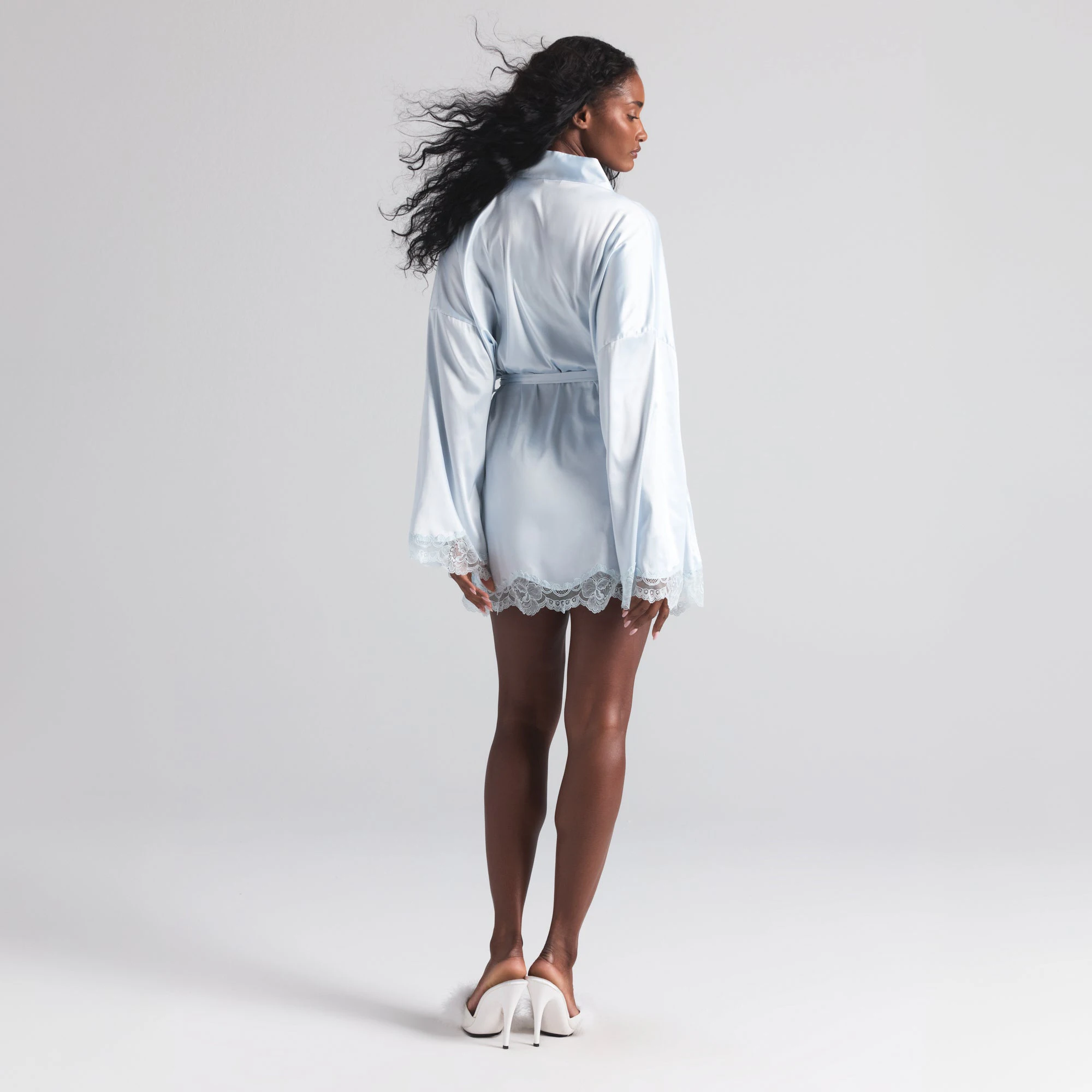 WOVEN SHINE LACE ROBE | CLOUD ON A MODEL FRONT  ON A MODEL FRONT VIEW | FOCUS: 0.0, 1.0, 0.9