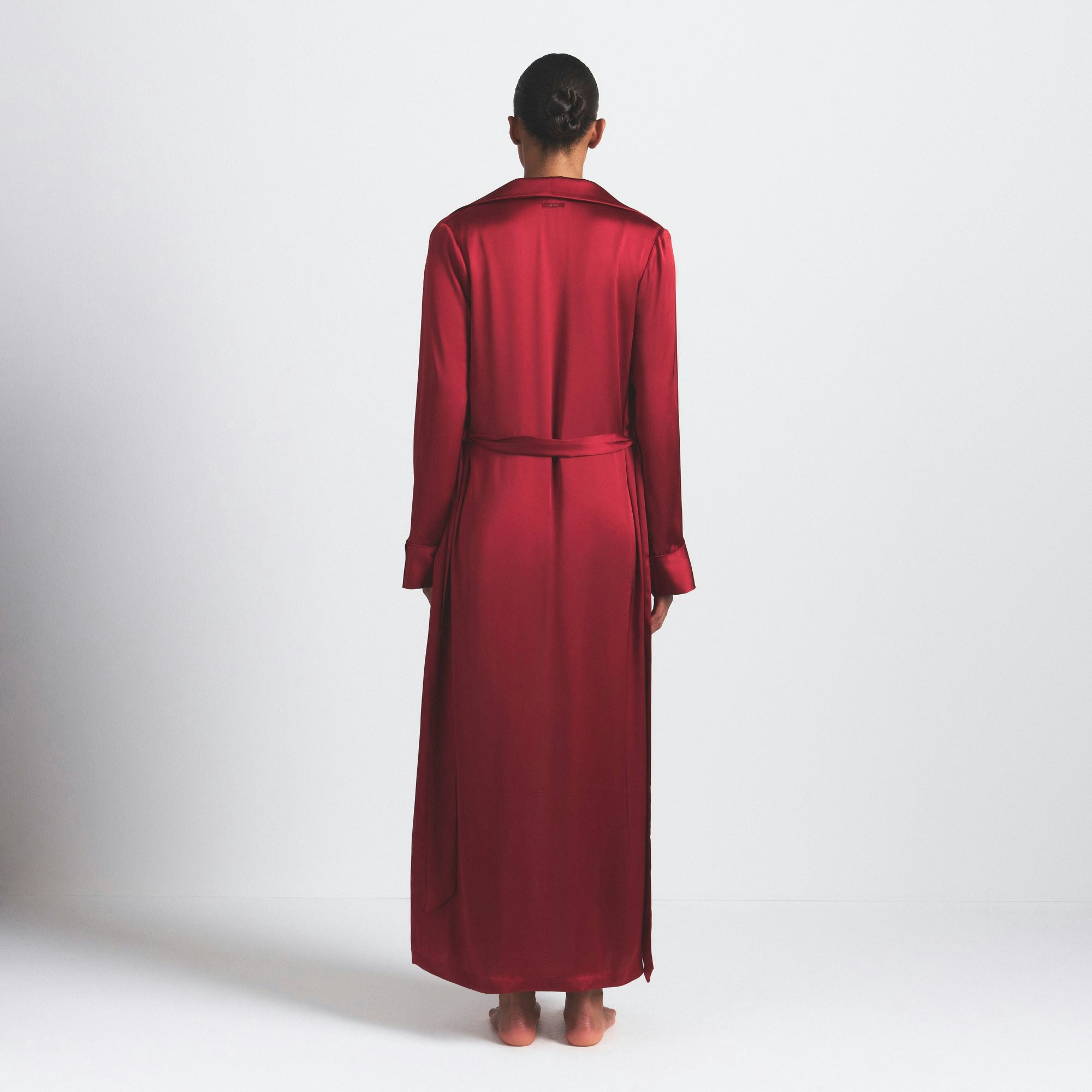 WOVEN SHINE LONG ROBE | BRICK ON A MODEL SIDE VIEW @ | FOCUS: 0.0, 1.0, 0.9