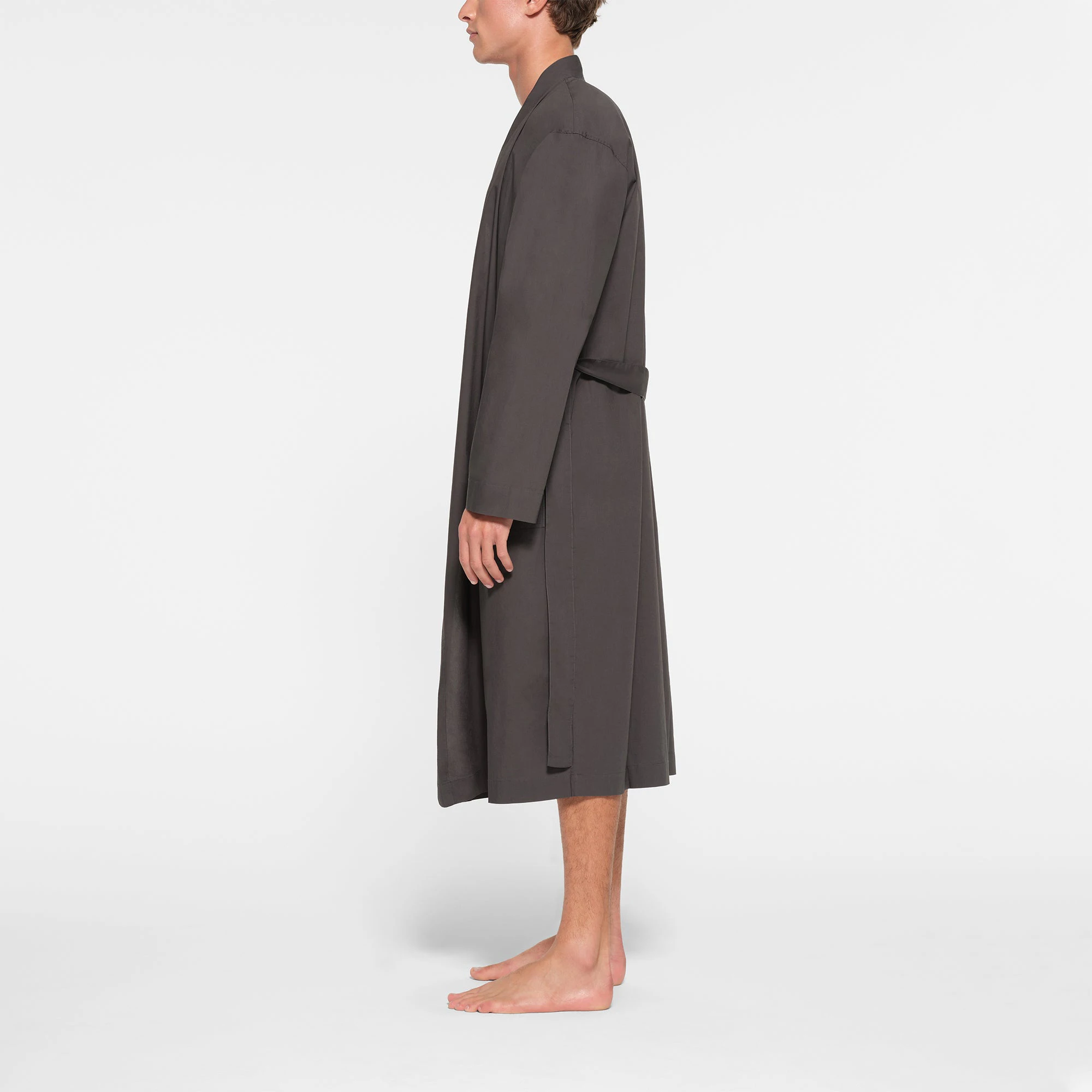 COTTON POPLIN SLEEP MENS ROBE | ASH ON A MODEL SIDE VIEW