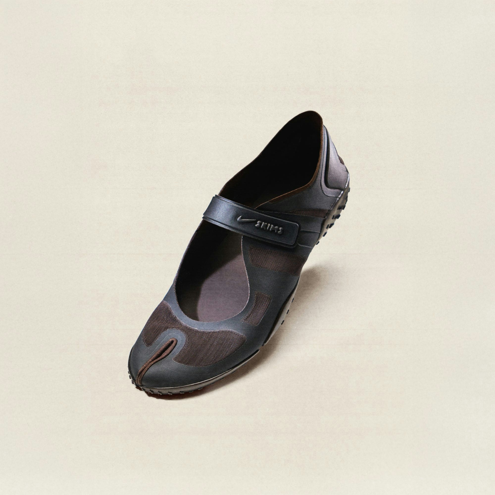 NikeSKIMS FOOTWEAR MESH RIFT | VELVET BROWN CAMPAIGN IMAGERY @ | FOCUS: 0.0, 1.0, 0.9