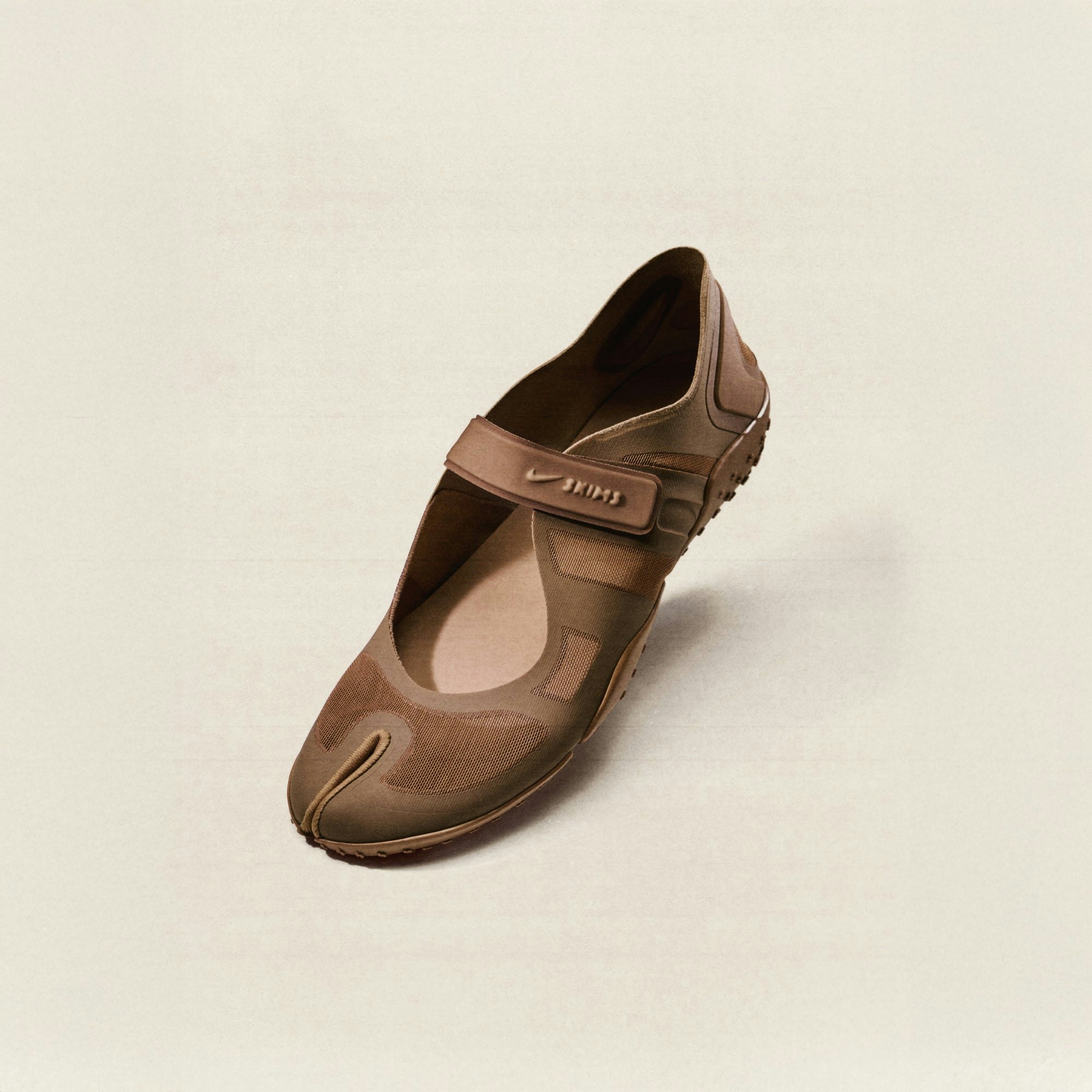 NikeSKIMS FOOTWEAR MESH RIFT | ARCHAEO BROWN  CAMPAIGN IMAGERY| FOCUS: 0.0, 1.0, 0.9