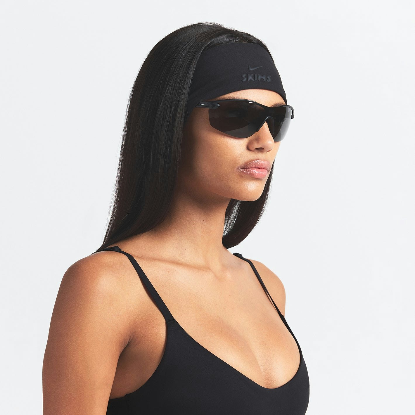 NikeSKIMS HEADBAND | OBSIDIAN ON A MODEL FRONT VIEW @ | FOCUS: 0.0, 1.0, 0.9
