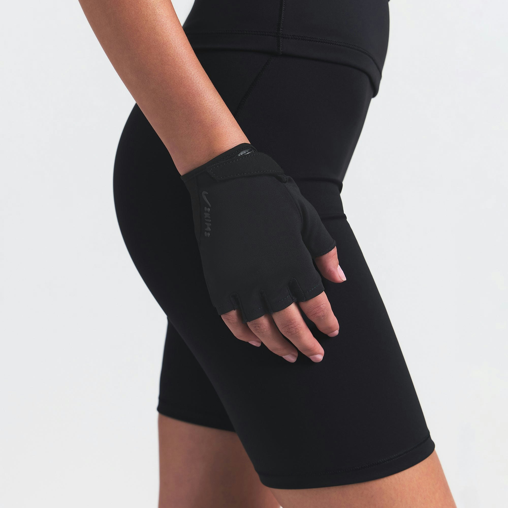 NikeSKIMS TRAINING GLOVES | OBSIDIAN ON A MODEL FRONT VIEW @ | FOCUS: 0.0, 1.0, 0.9