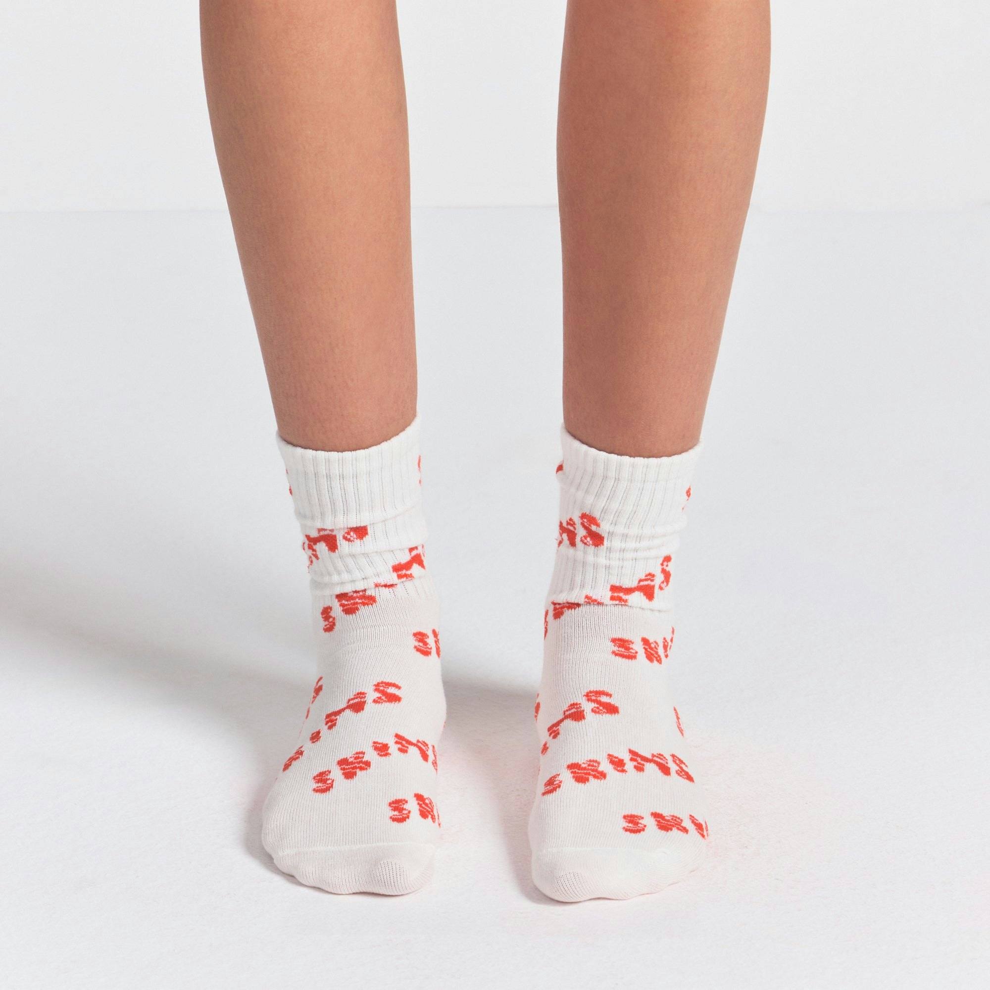 RIBBED CREW SOCK 3-PACK | MARBLE CANDY MULTI ON A MODEL SIDE VIEW @ | FOCUS: 0.0, 1.0, 0.9
