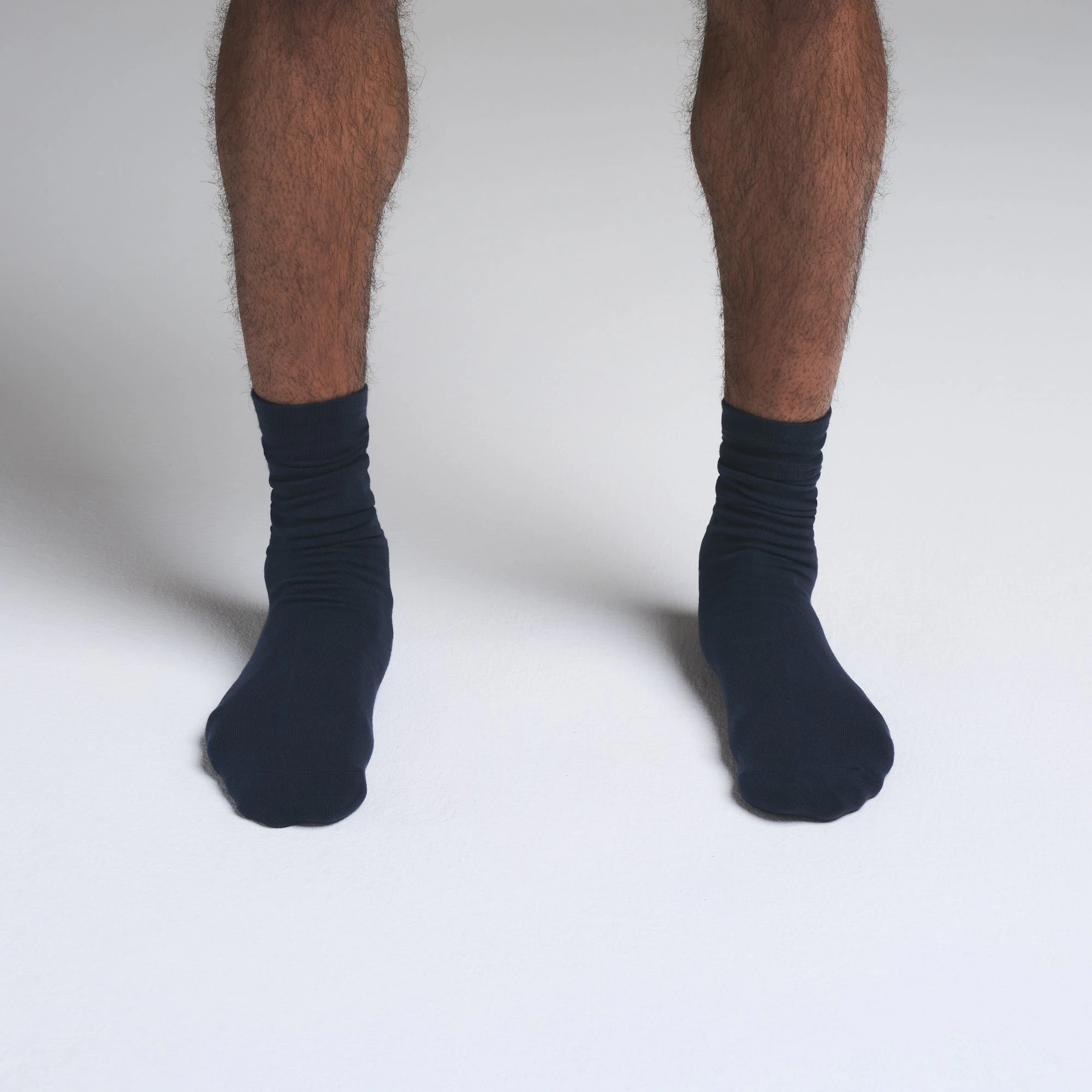 MENS DAY SOCK 3-PACK | GUNMETAL NAVY MULTI ON A MODEL SIDE VIEW | FOCUS: 0.0, 1.0, 0.9