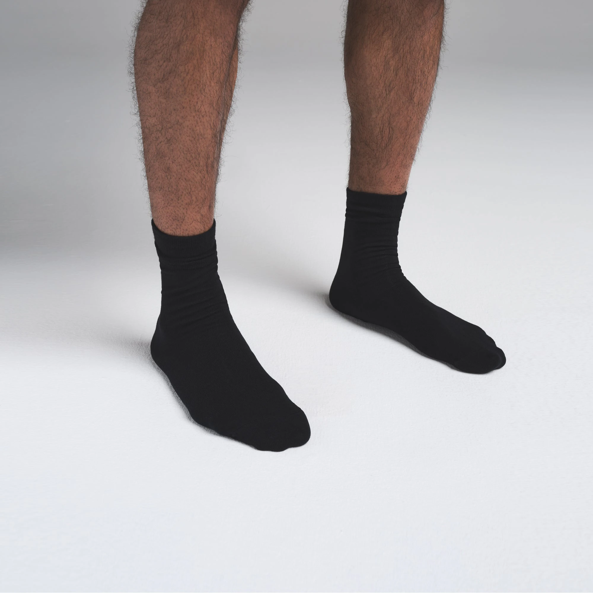 MENS DAY SOCK 3-PACK | GUNMETAL NAVY MULTI ON A MODEL SIDE VIEW | FOCUS: 0.0, 1.0, 0.9
