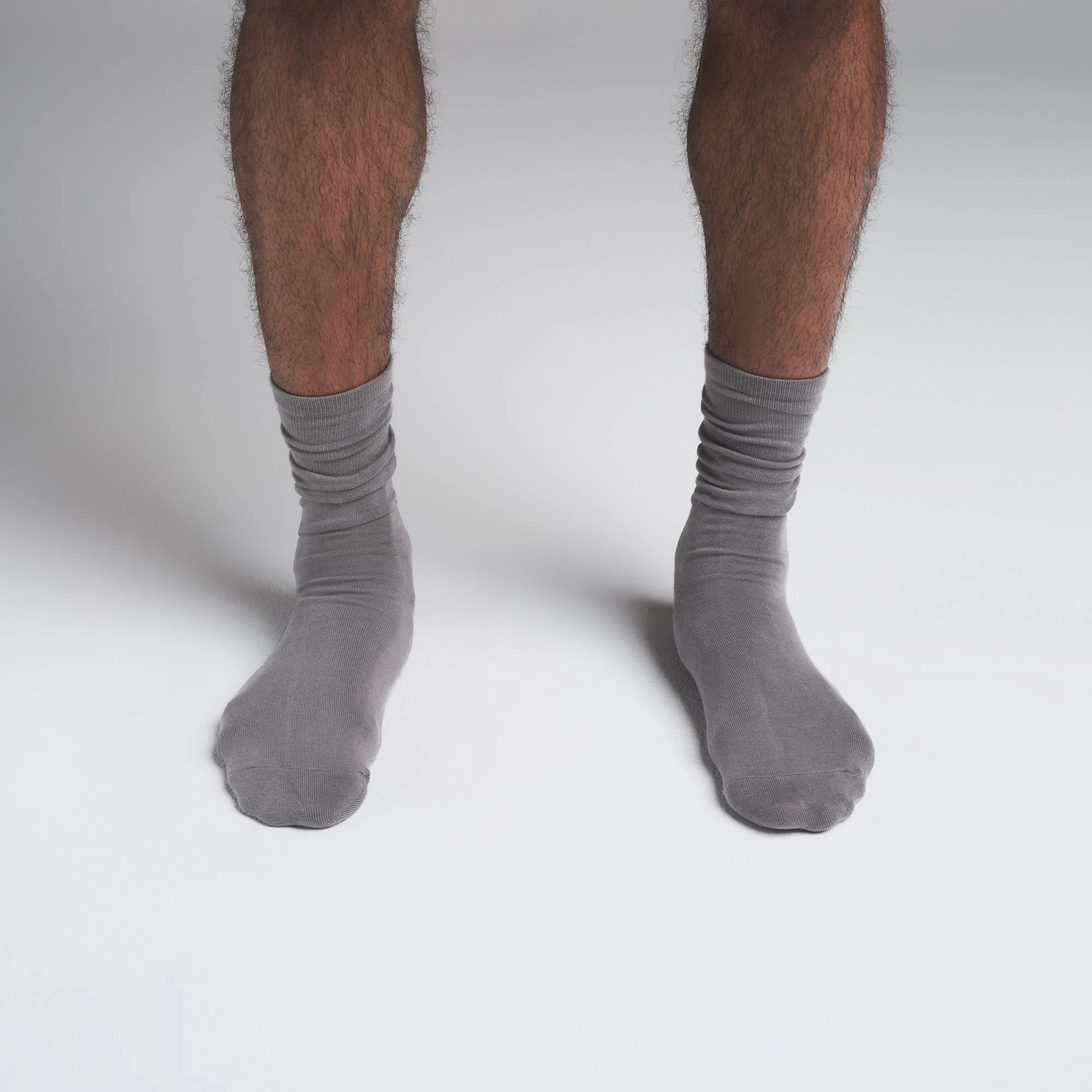 MENS DAY SOCK 3-PACK | GUNMETAL NAVY MULTI ON A MODEL SIDE VIEW | FOCUS: 0.0, 1.0, 0.9