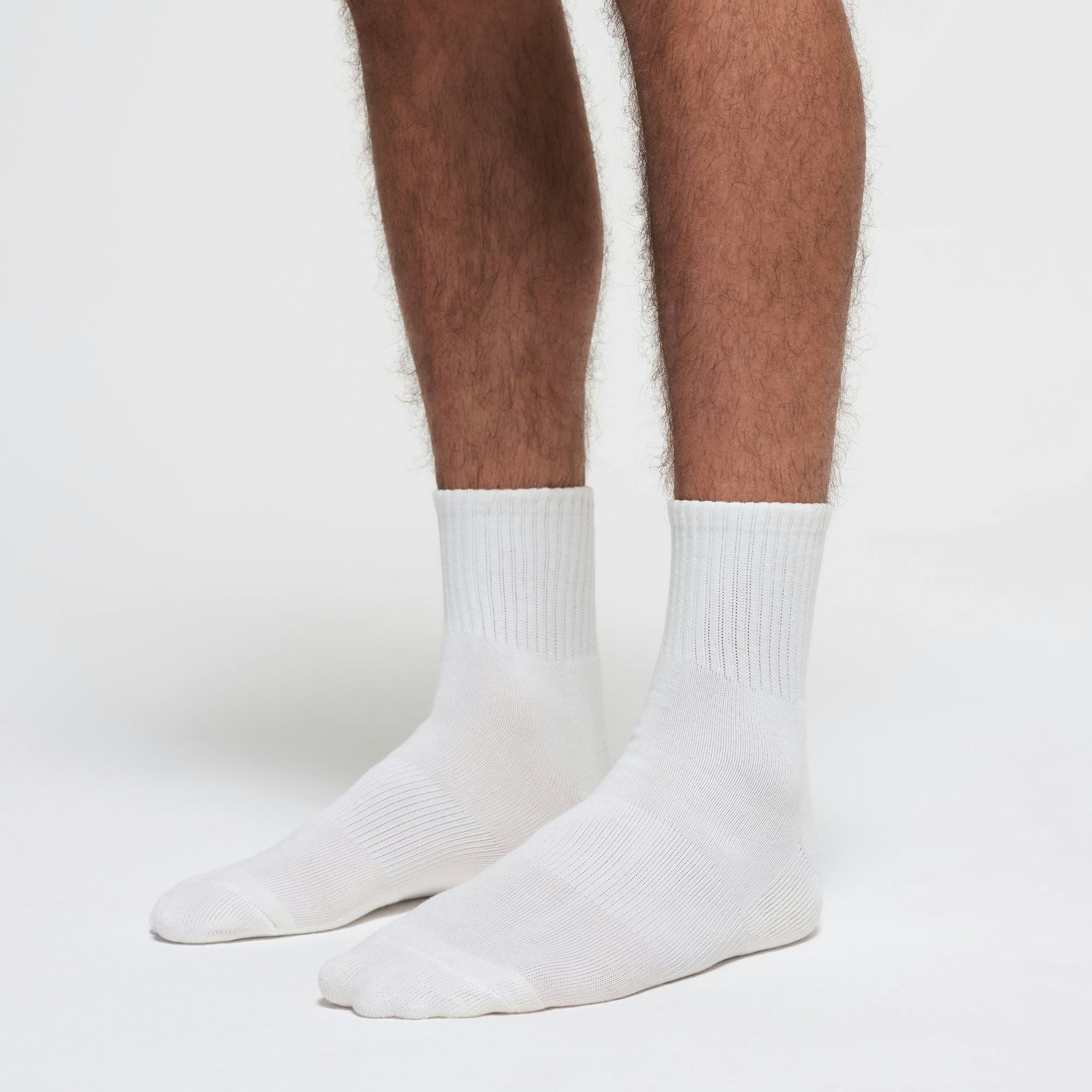 MENS EVERYDAY QUARTER CREW SOCK 3-PACK | CHALK ON A MODEL SIDE VIEW