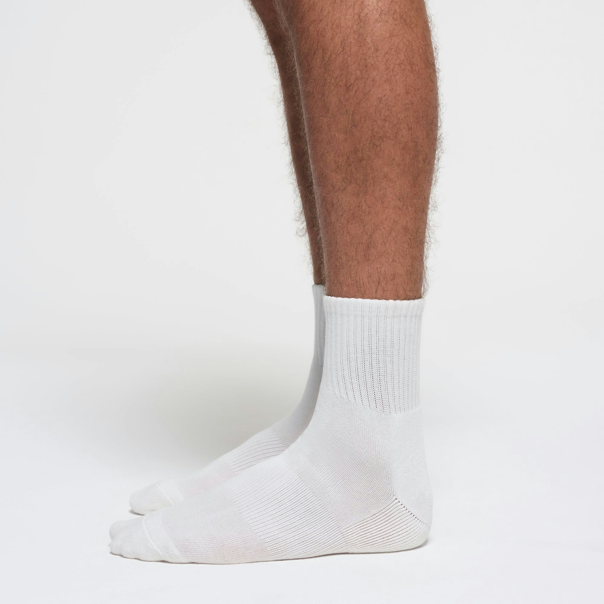 MENS EVERYDAY QUARTER CREW SOCK 3-PACK | CHALK ON A MODEL SIDE VIEW