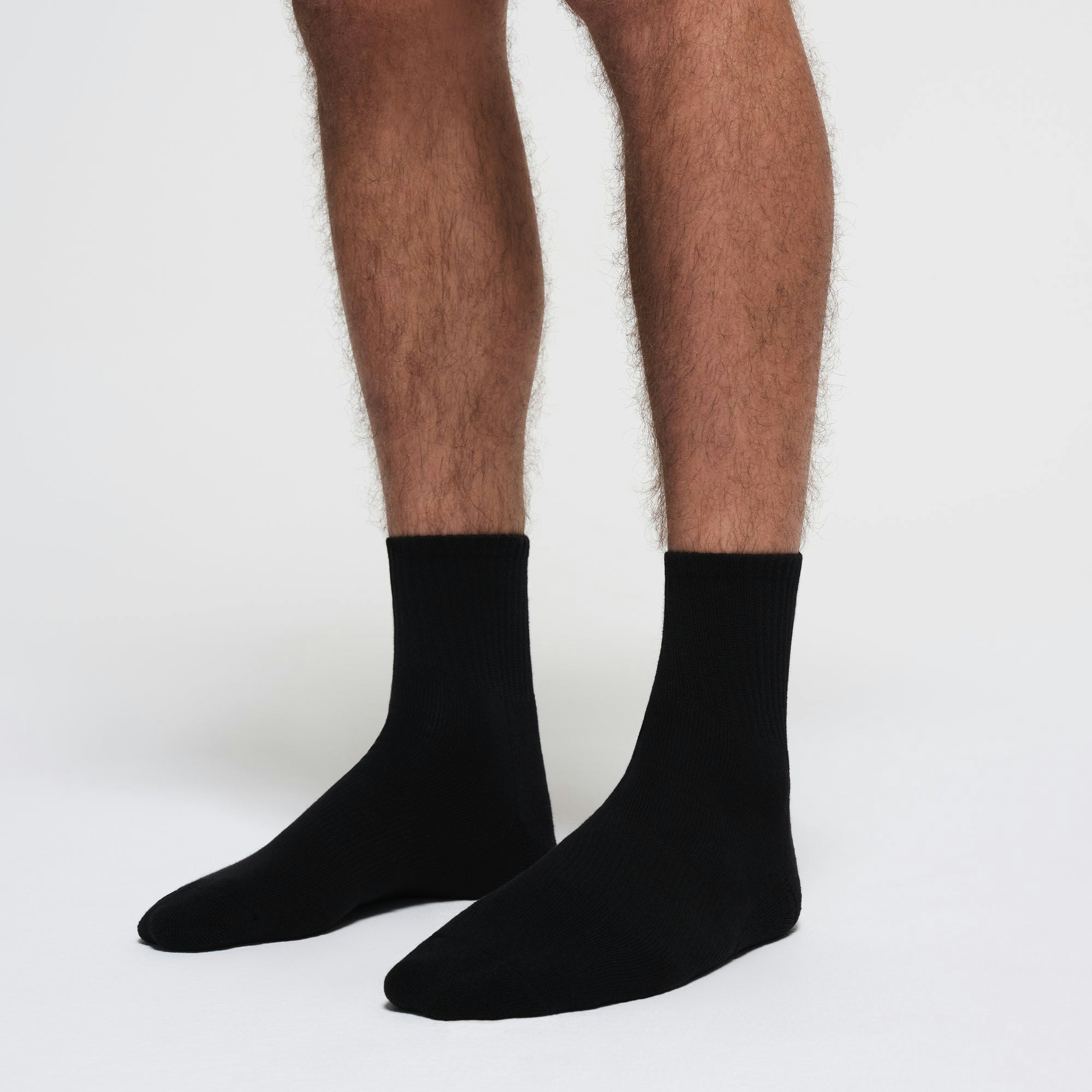 MENS EVERYDAY QUARTER CREW SOCK 3-PACK | ONYX ON A MODEL SIDE VIEW