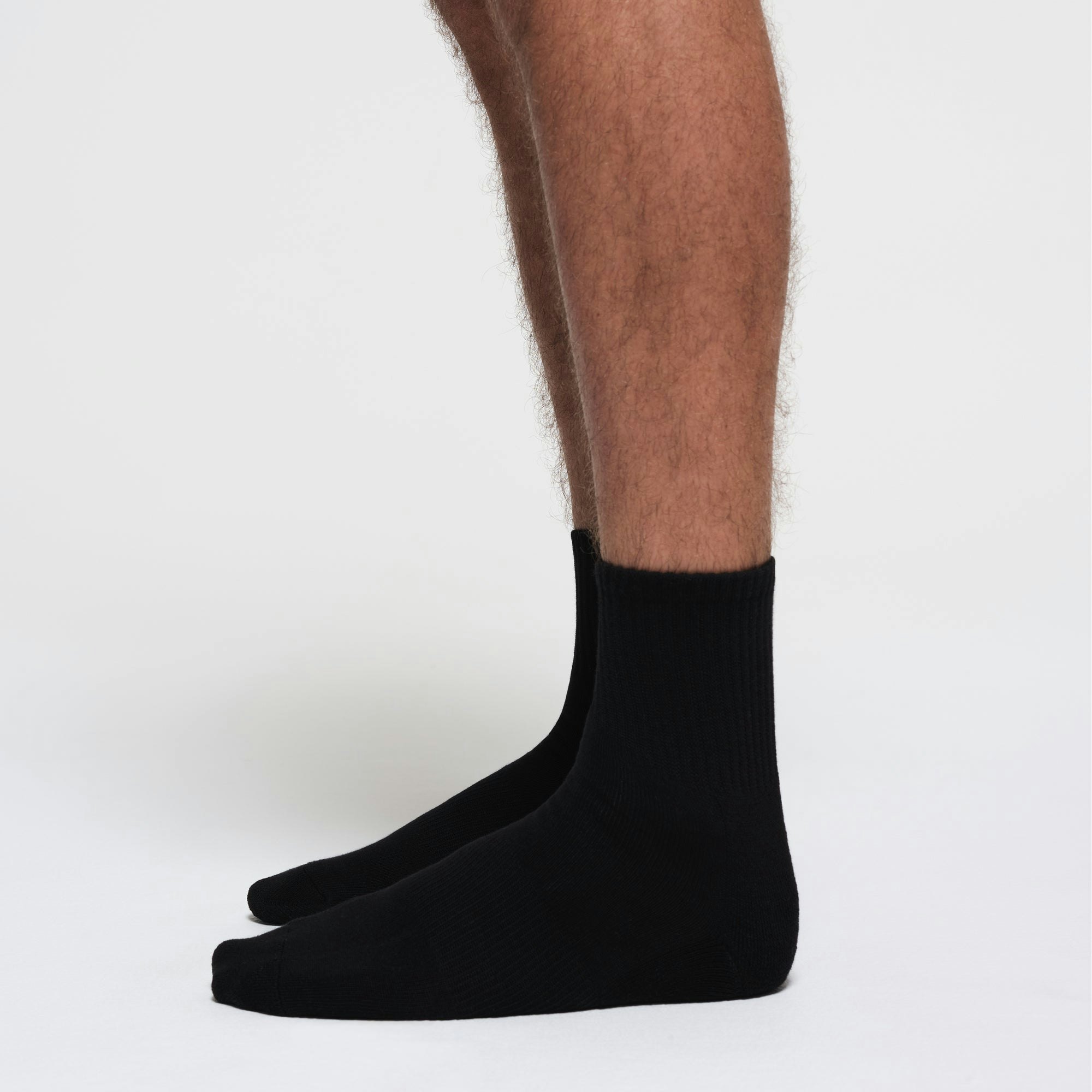 MENS EVERYDAY QUARTER CREW SOCK 3-PACK | ONYX ON A MODEL SIDE VIEW