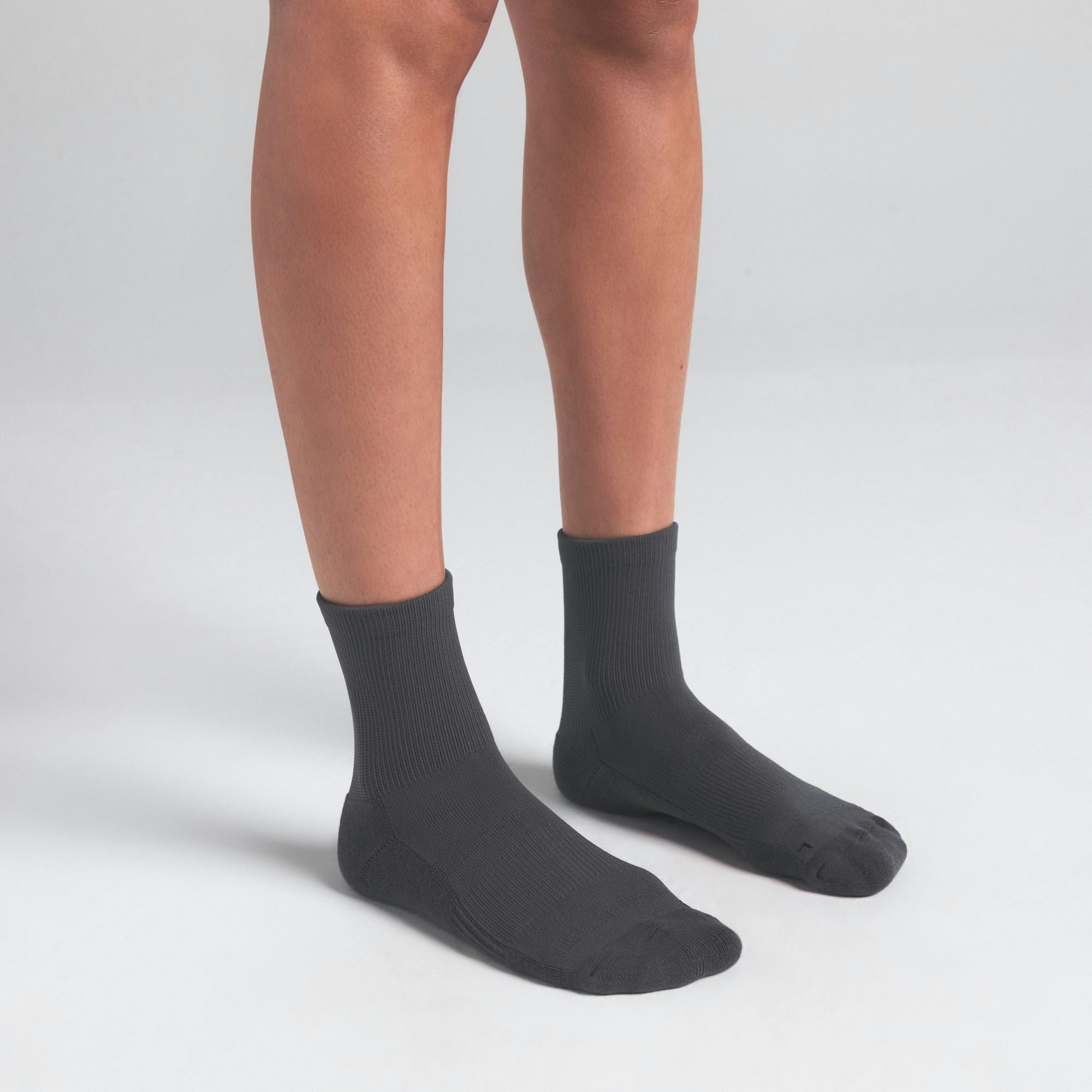 COMFORT 3/4 SOCK 3-PACK | RAVEN MULTI ON A MODEL SIDE VIEW | FOCUS: 0.0, 1.0, 0.9