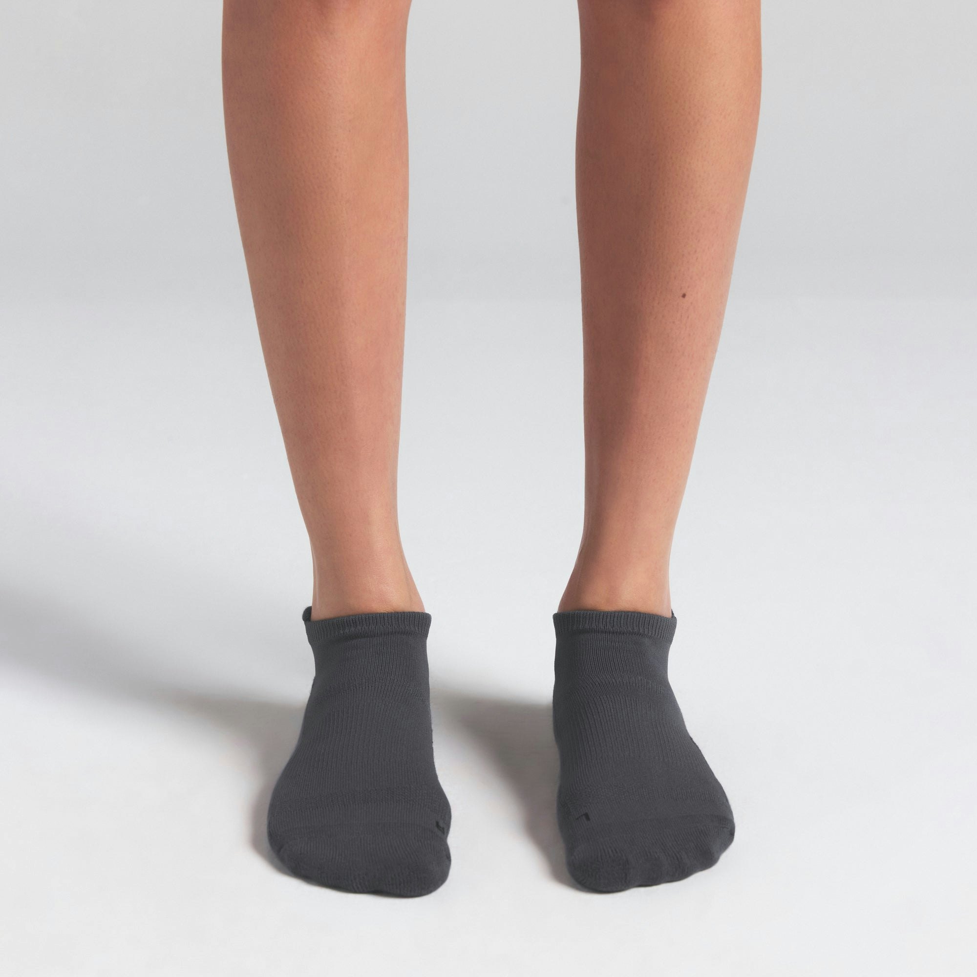 COMFORT ANKLE SOCK 3-PACK | RAVEN MULTI ON A MODEL SIDE VIEW | FOCUS: 0.0, 1.0, 0.9