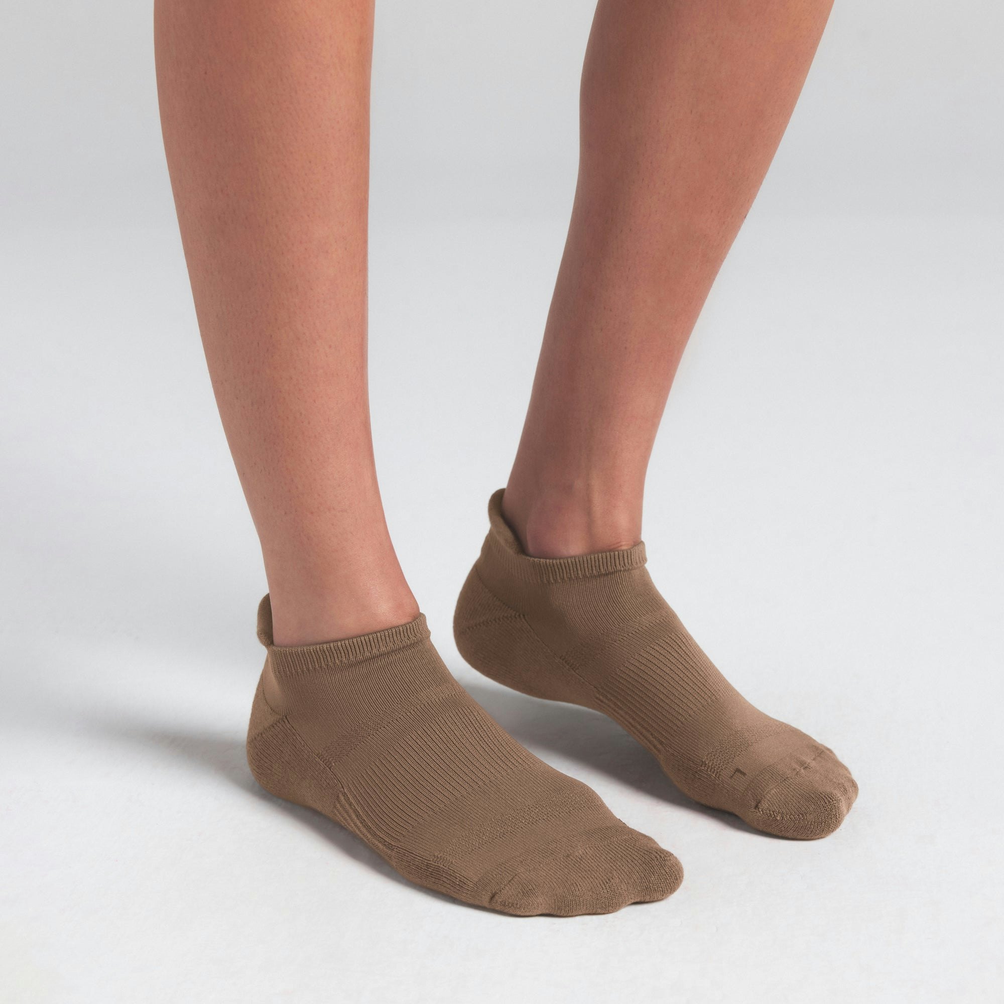 COMFORT ANKLE SOCK 3-PACK | RAVEN MULTI ON A MODEL SIDE VIEW | FOCUS: 0.0, 1.0, 0.9