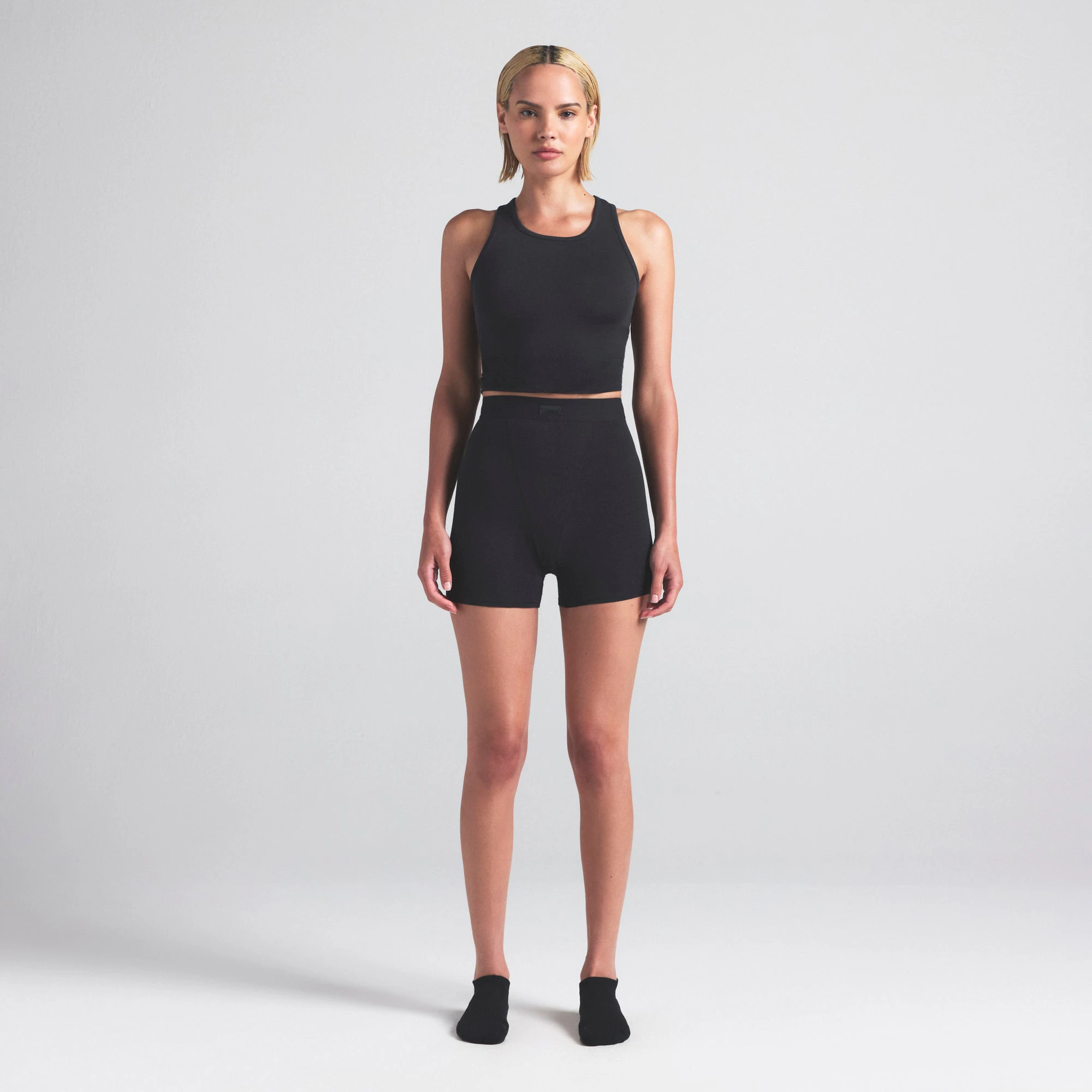 COMFORT ANKLE SOCK 3-PACK | RAVEN MULTI ON A MODEL FRONT VIEW | FOCUS: 0.0, 1.0, 0.9