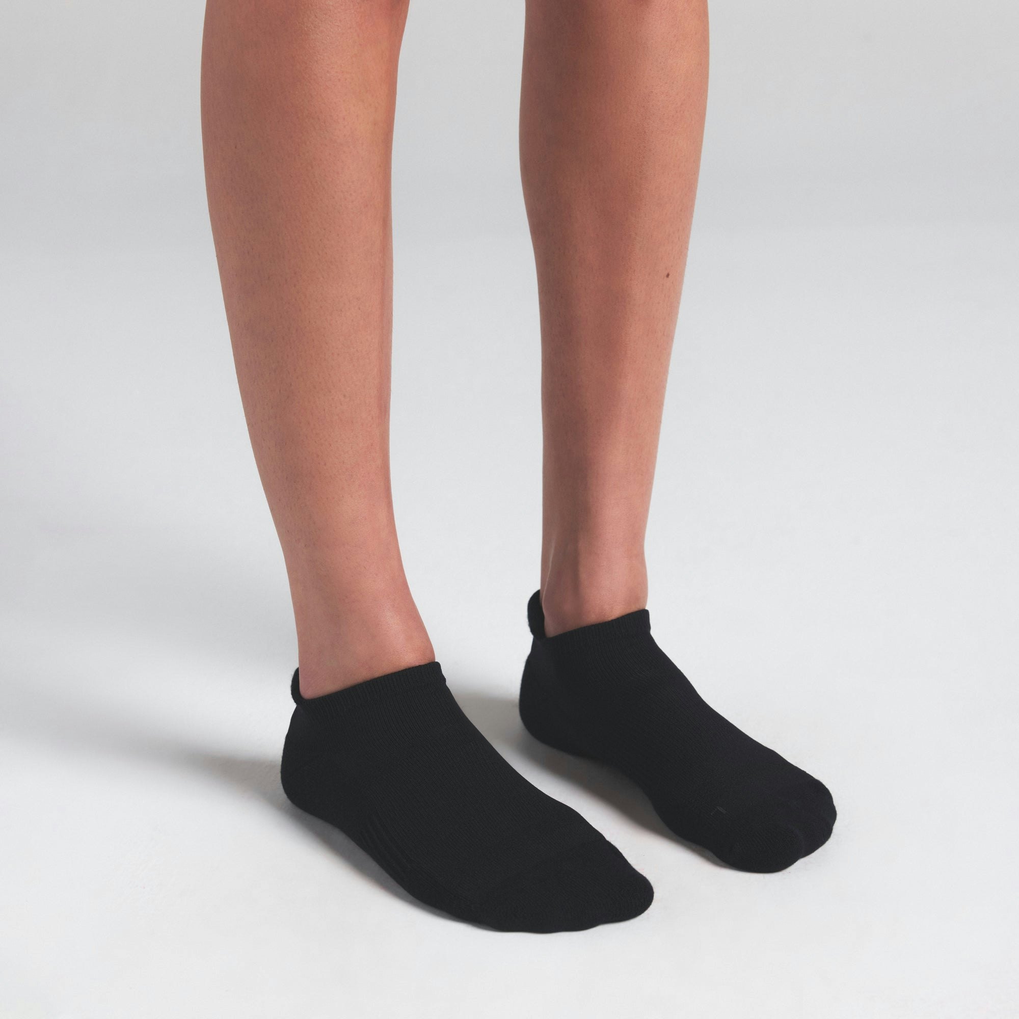 COMFORT ANKLE SOCK 3-PACK | RAVEN MULTI ON A MODEL SIDE VIEW | FOCUS: 0.0, 1.0, 0.9