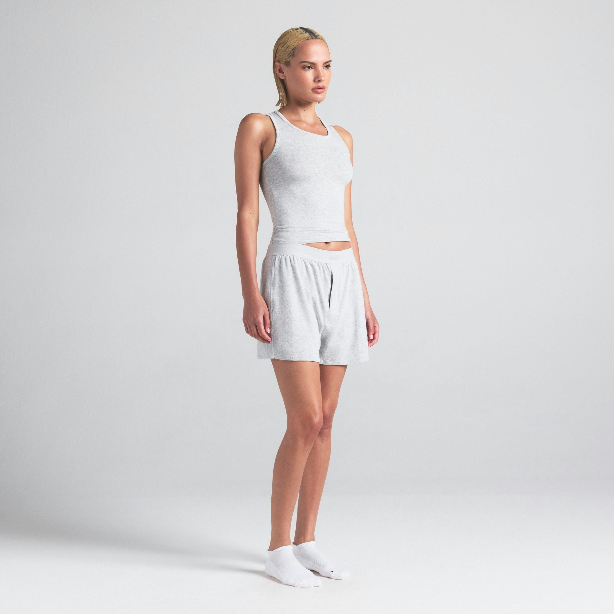 COMFORT ANKLE SOCK 3-PACK | SNOW ON A MODEL FRONT VIEW | FOCUS: 0.0, 1.0, 0.9