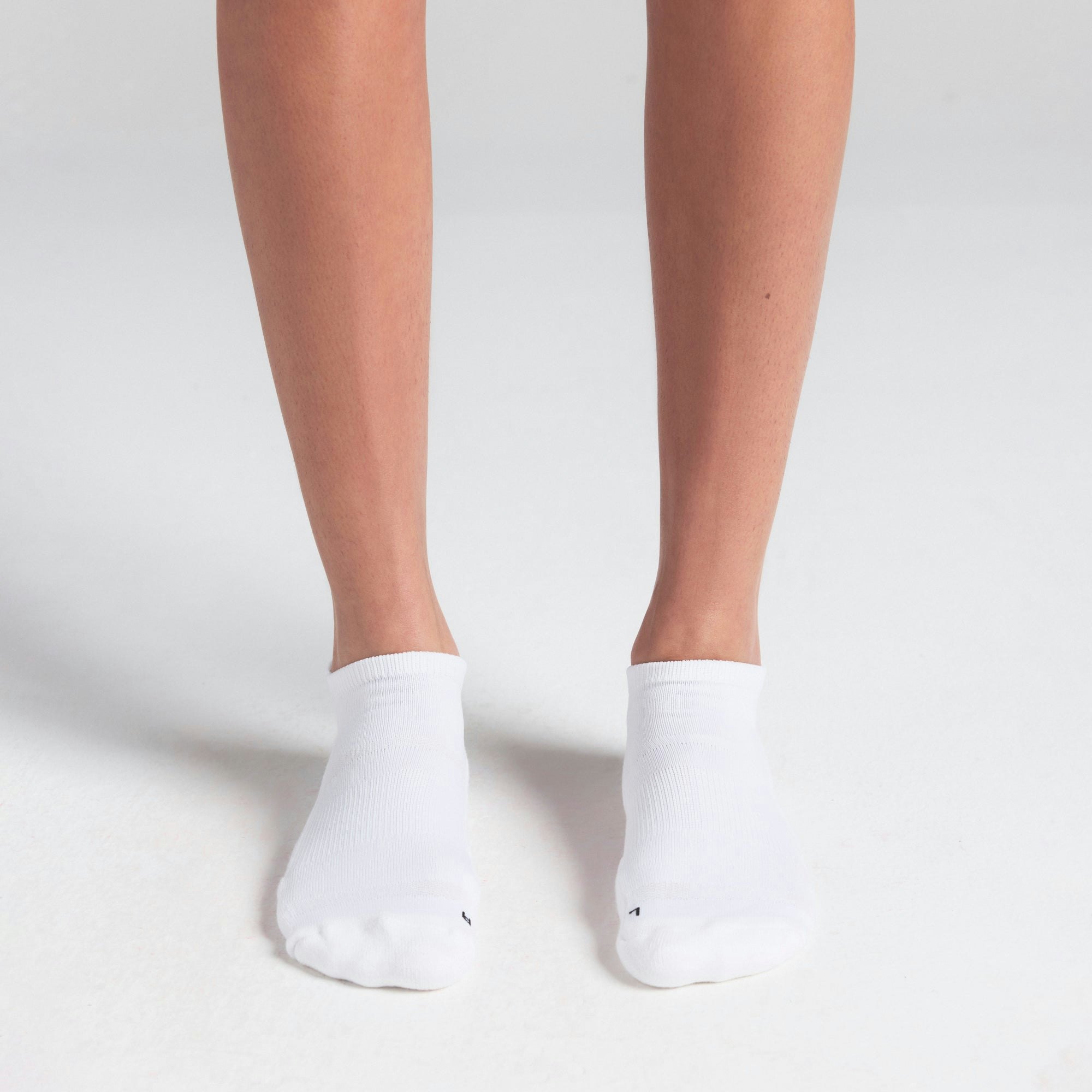 COMFORT ANKLE SOCK 3-PACK | SNOW ON A MODEL SIDE VIEW | FOCUS: 0.0, 1.0, 0.9