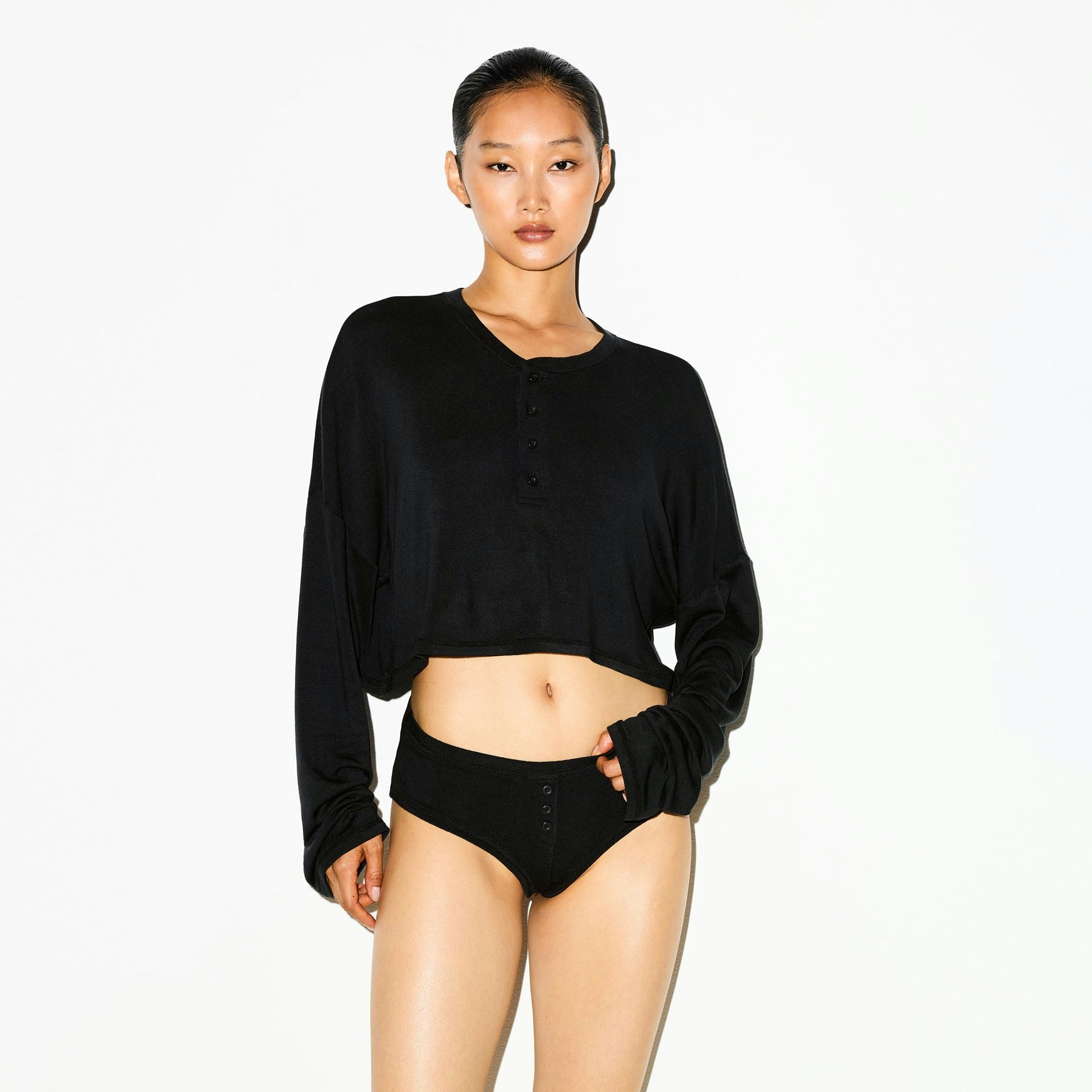 LIGHTWEIGHT MODAL BRIEF | ONYX ON A MODEL SIDE VIEW @ | FOCUS: 0.0, 1.0, 0.9