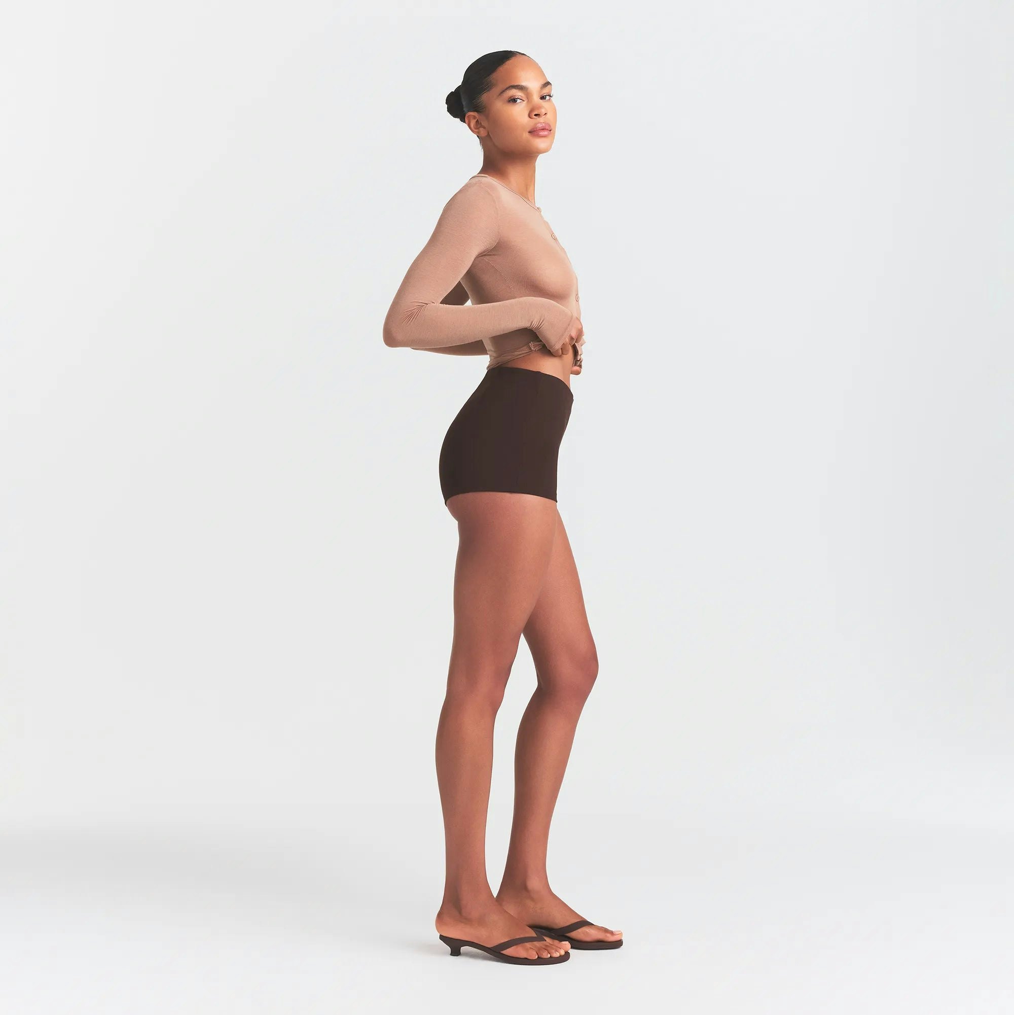THE ESSENTIAL COLLECTION HIGH-WAISTED HOT SHORT | ESPRESSO ON A MODEL SIDE VIEW @ | FOCUS: 0.0, 1.0, 0.9 