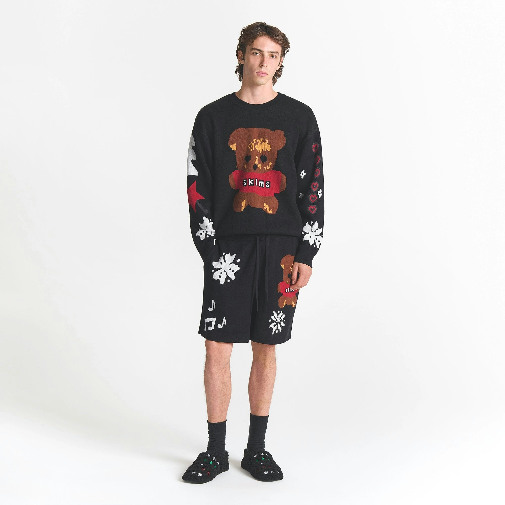 CACTUS PLANT FLEA MARKET X SKIMS COTTON KNIT MENS INTARSIA SHORT | ONYX TEDDY BEAR SNOW PRINT ON A MODEL FRONT VIEW @ | FOCUS: 0.0, 1.0, 0.9