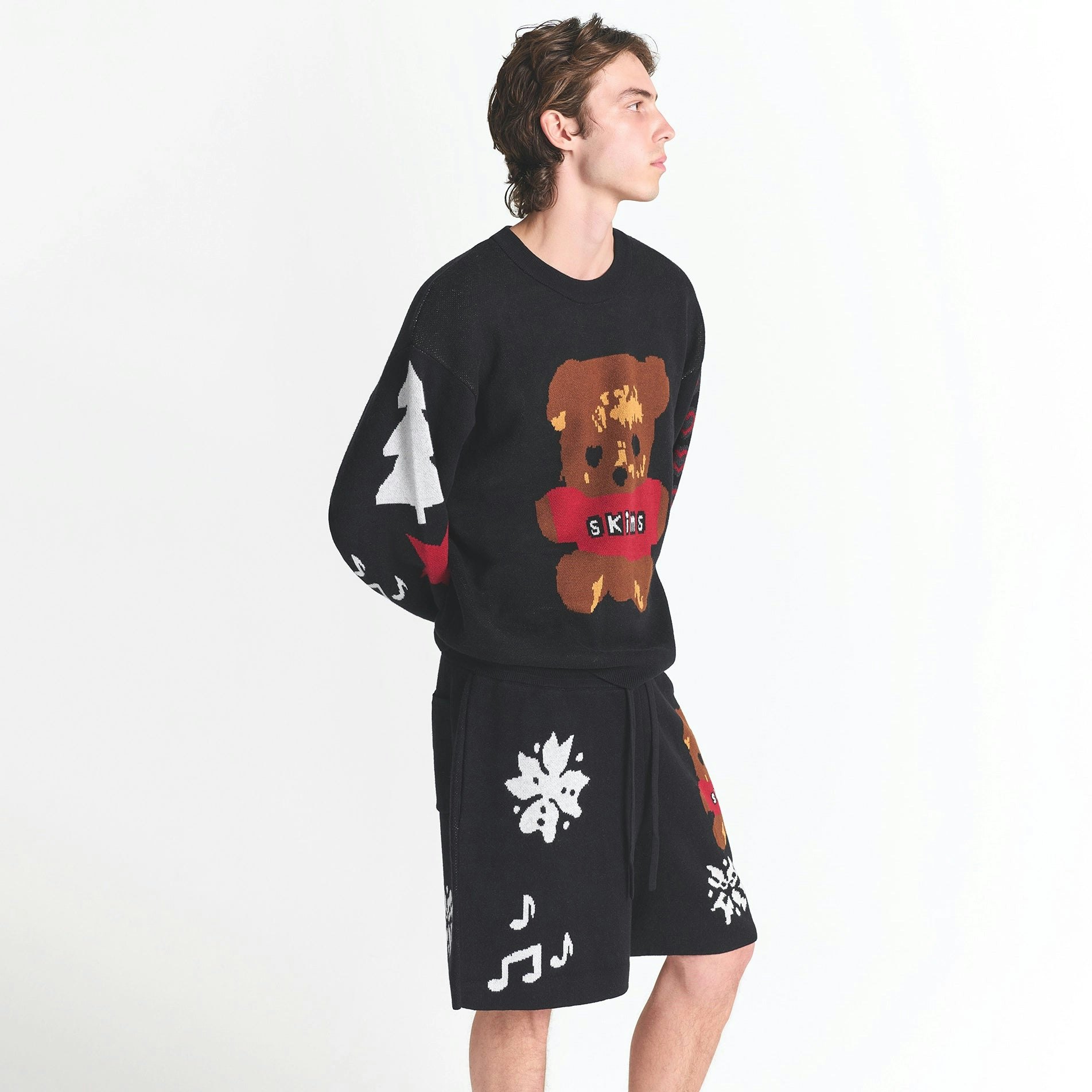CACTUS PLANT FLEA MARKET X SKIMS COTTON KNIT MENS INTARSIA SHORT | ONYX TEDDY BEAR SNOW PRINT ON A MODEL SIDE VIEW @ | FOCUS: 0.0, 1.0, 0.9