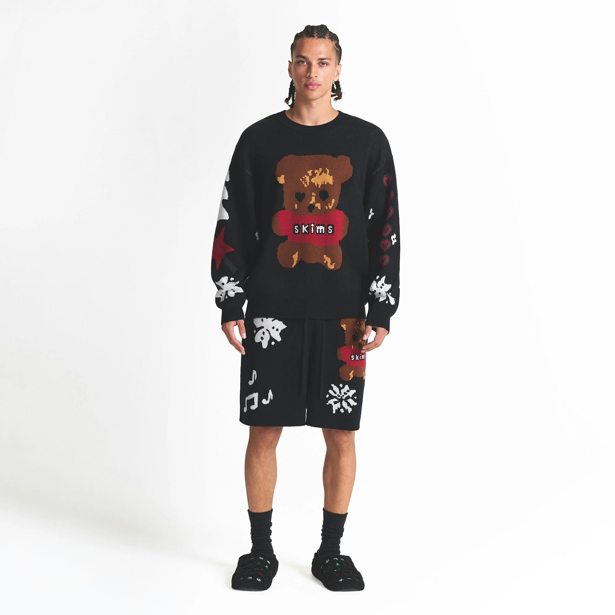 CACTUS PLANT FLEA MARKET X SKIMS COTTON KNIT MENS INTARSIA SHORT | ONYX TEDDY BEAR SNOW PRINT ON A MODEL FRONT VIEW @ | FOCUS: 0.0, 1.0, 0.9