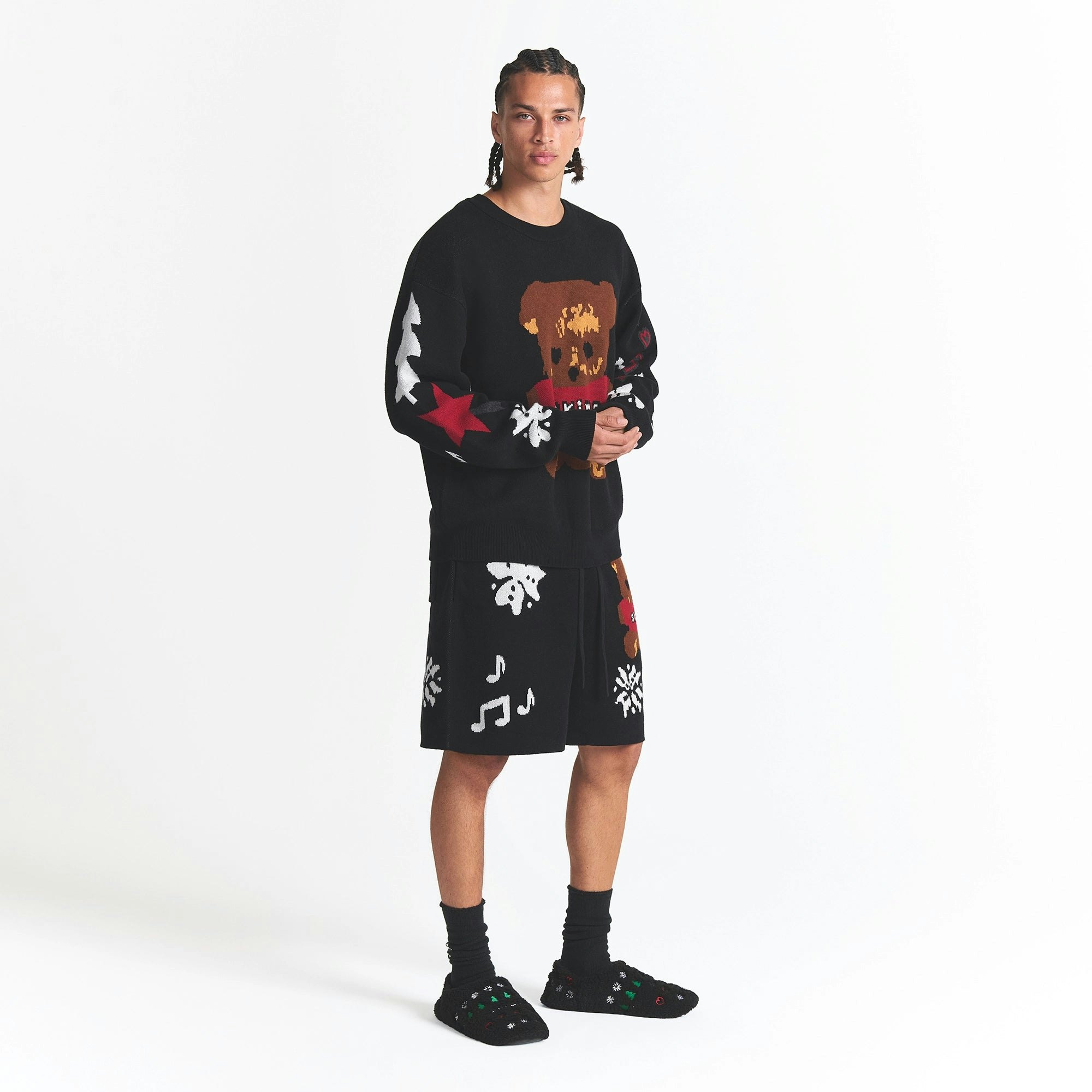 CACTUS PLANT FLEA MARKET X SKIMS COTTON KNIT MENS INTARSIA SHORT | ONYX TEDDY BEAR SNOW PRINT ON A MODEL SIDE VIEW @ | FOCUS: 0.0, 1.0, 0.9