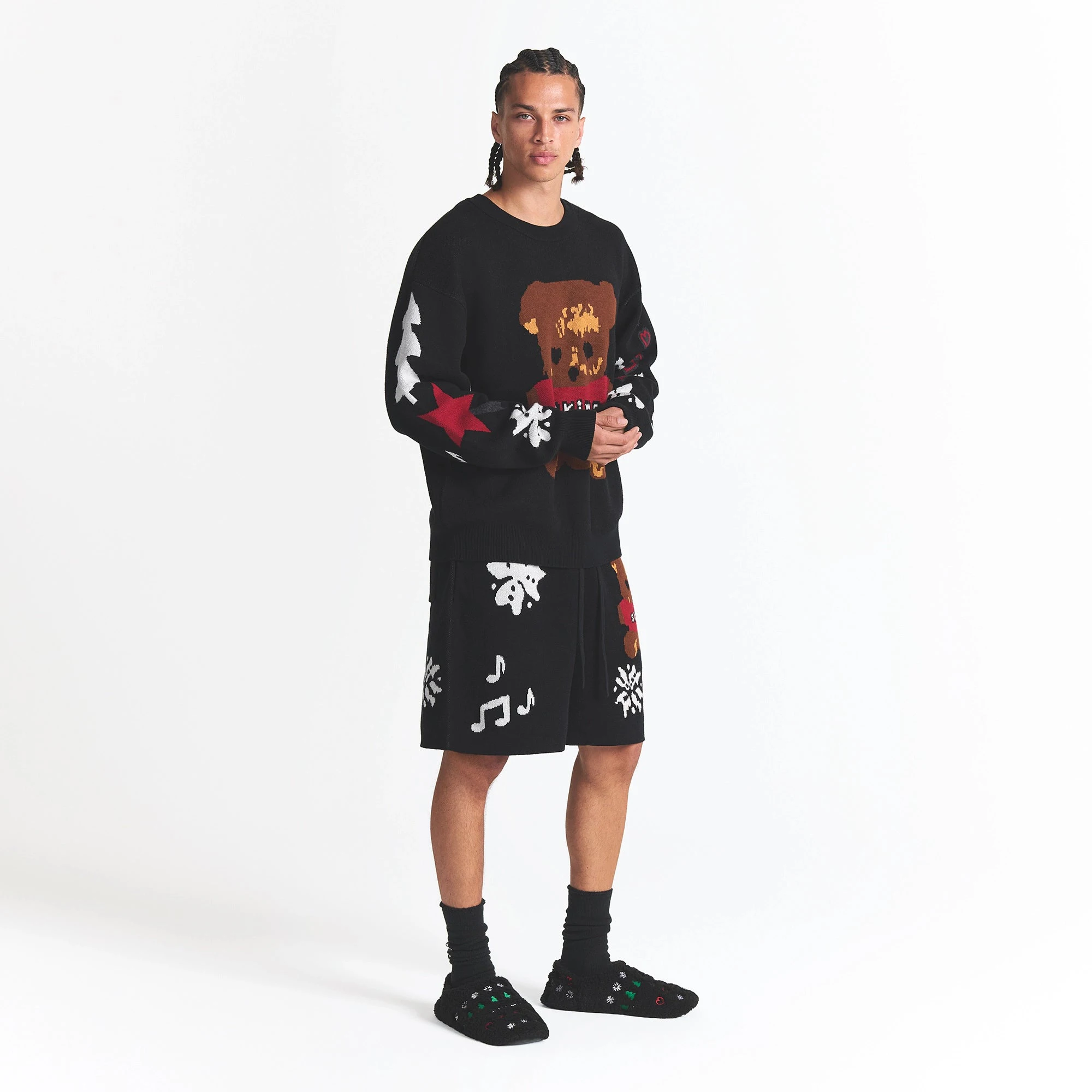 CACTUS PLANT FLEA MARKET X SKIMS COTTON KNIT MENS INTARSIA SHORT | ONYX TEDDY BEAR SNOW PRINT ON A MODEL SIDE VIEW @ | FOCUS: 0.0, 1.0, 0.9