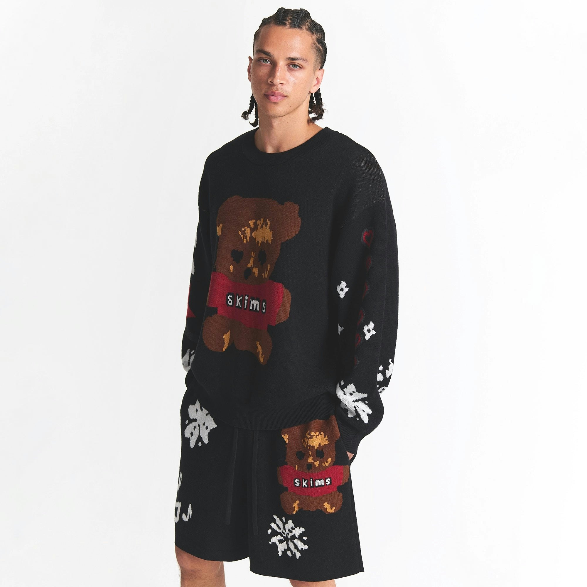 CACTUS PLANT FLEA MARKET X SKIMS COTTON KNIT MENS INTARSIA SHORT | ONYX TEDDY BEAR SNOW PRINT ON A MODEL FRONT VIEW @ | FOCUS: 0.0, 1.0, 0.9